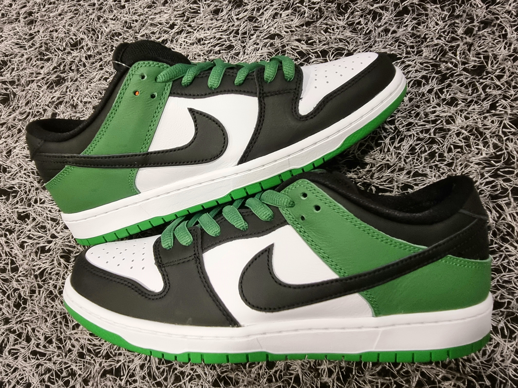 Nike SB Dunk Low Pro Black and Classic Green 착용 스타일 - 2