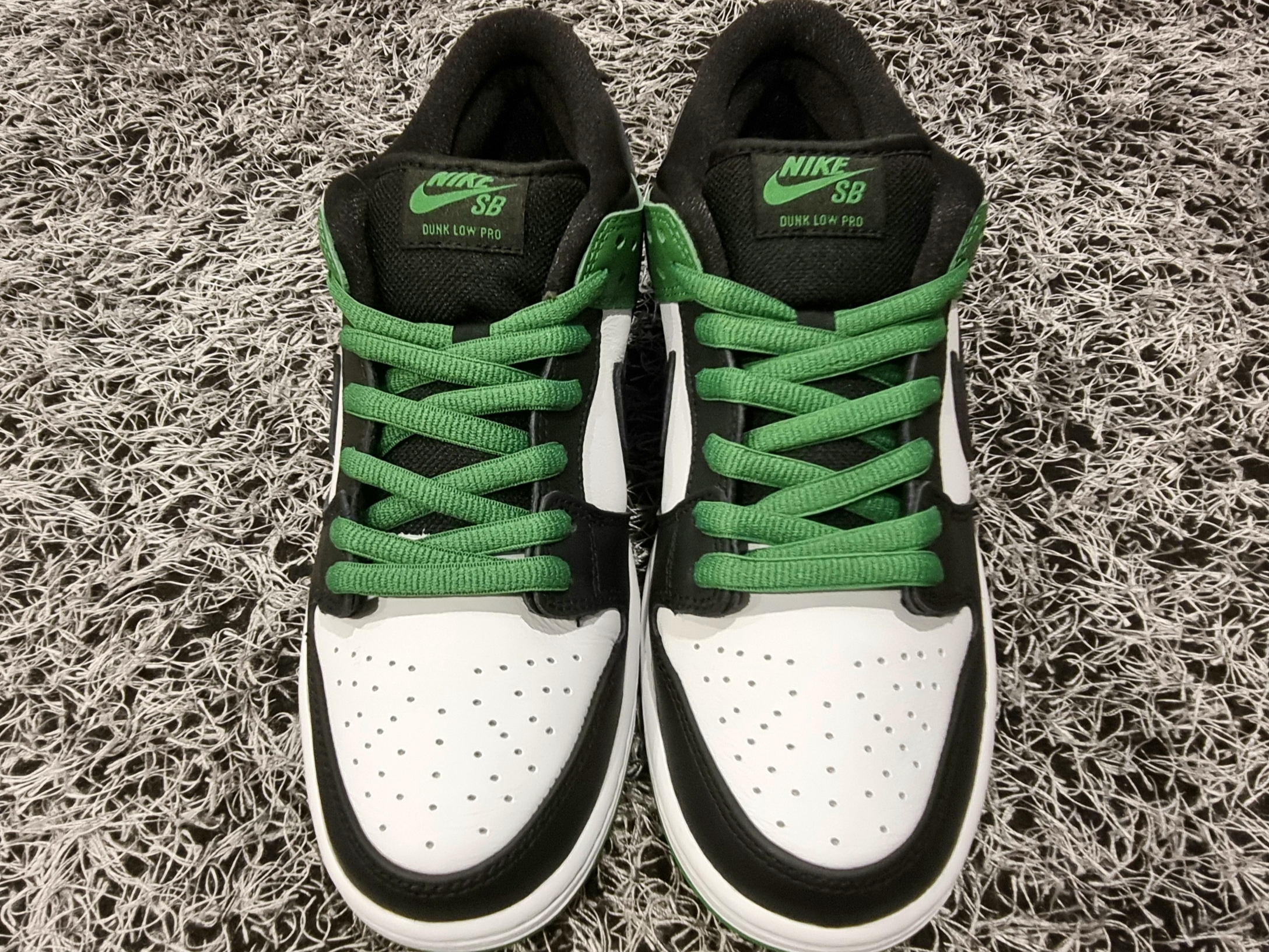 Nike SB Dunk Low Pro Black and Classic Green 착용 스타일 - 4