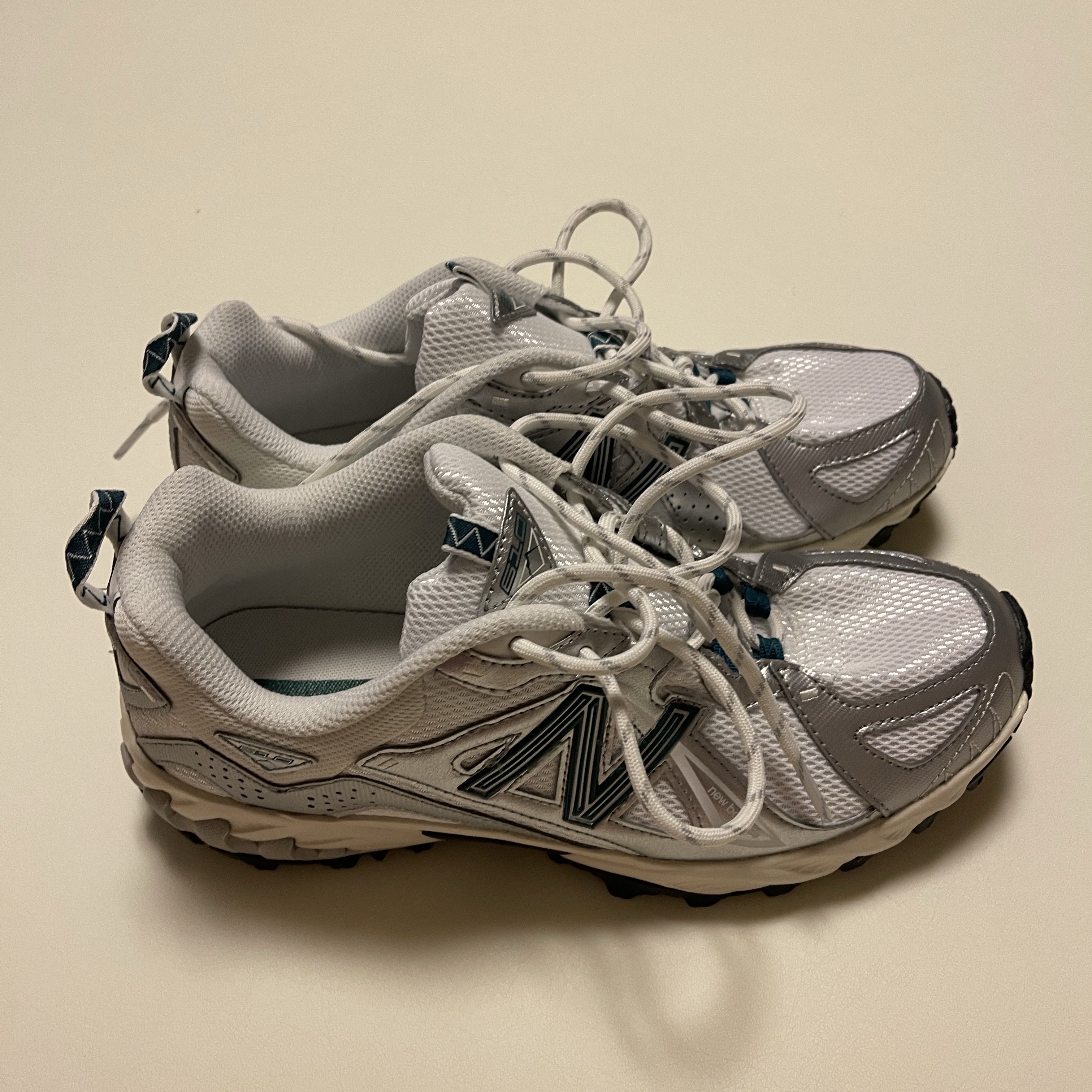 New Balance ML610T Metallic Silver - D Standard 착용 스타일 - 3