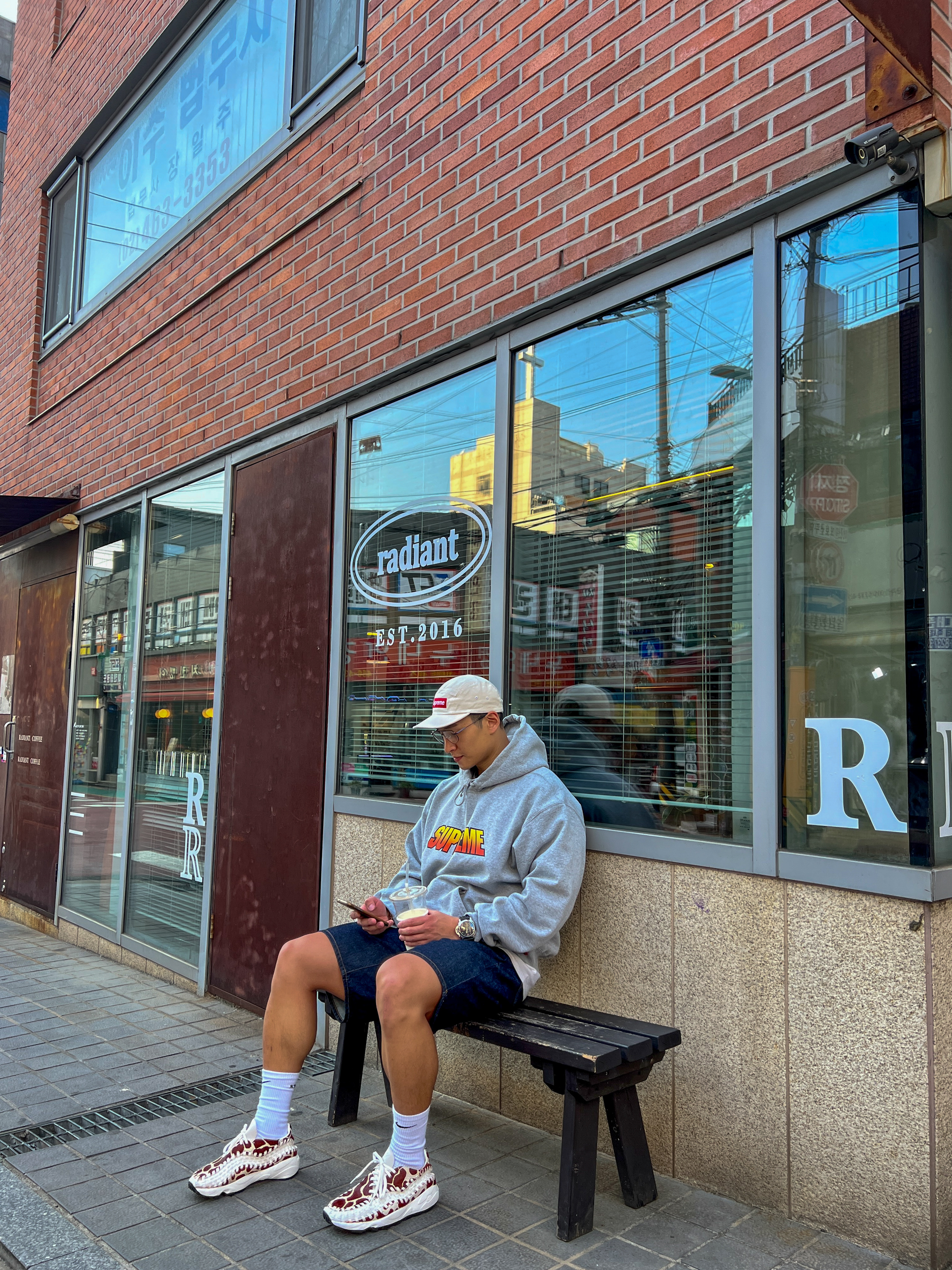 Supreme Gradient Hooded Sweatshirt Heather Grey - 24SS, Supreme Washed Chino Twill Camp Cap Natural - 24SS 착용 스타일