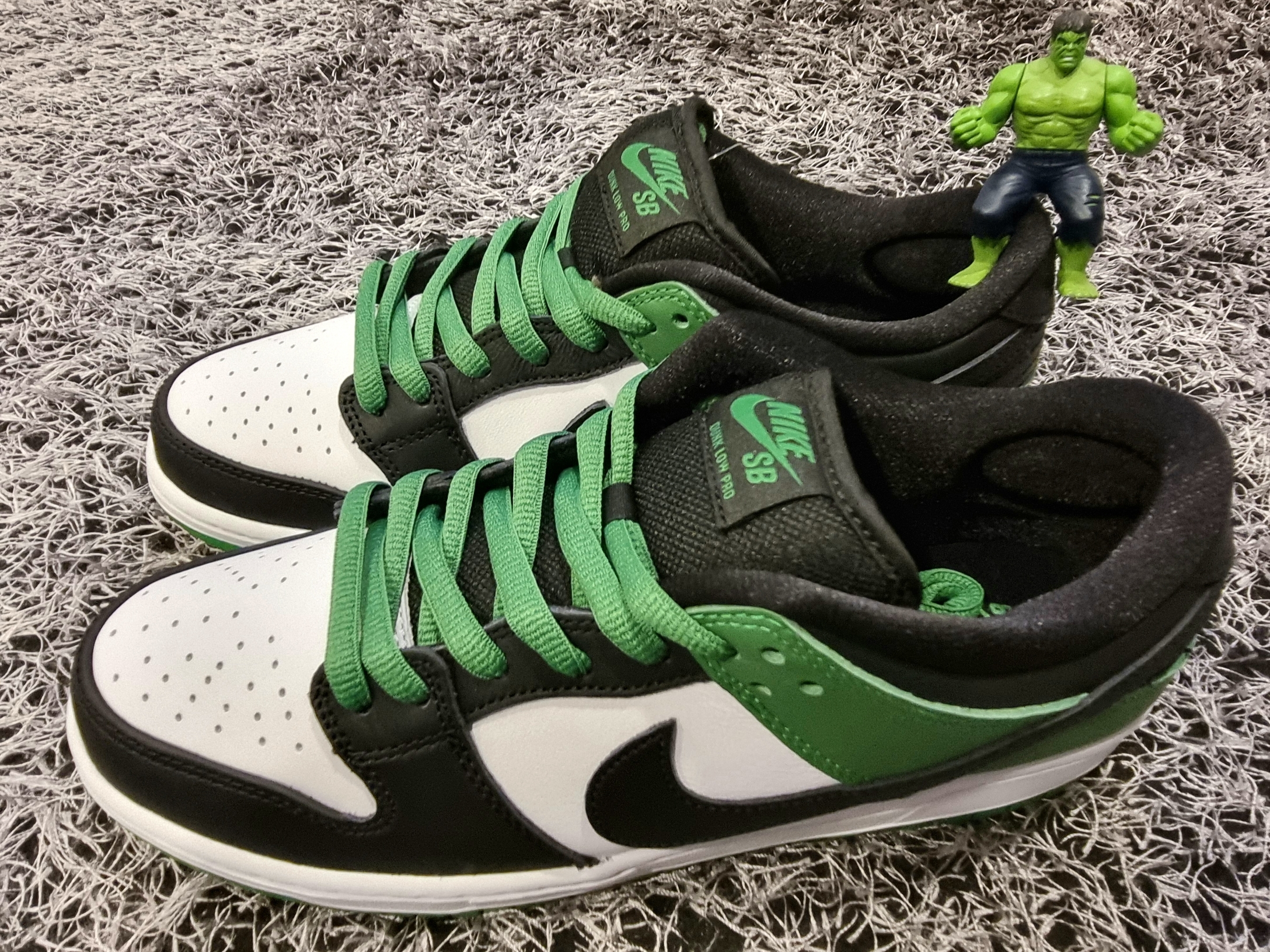 Nike SB Dunk Low Pro Black and Classic Green 착용 스타일 - 1