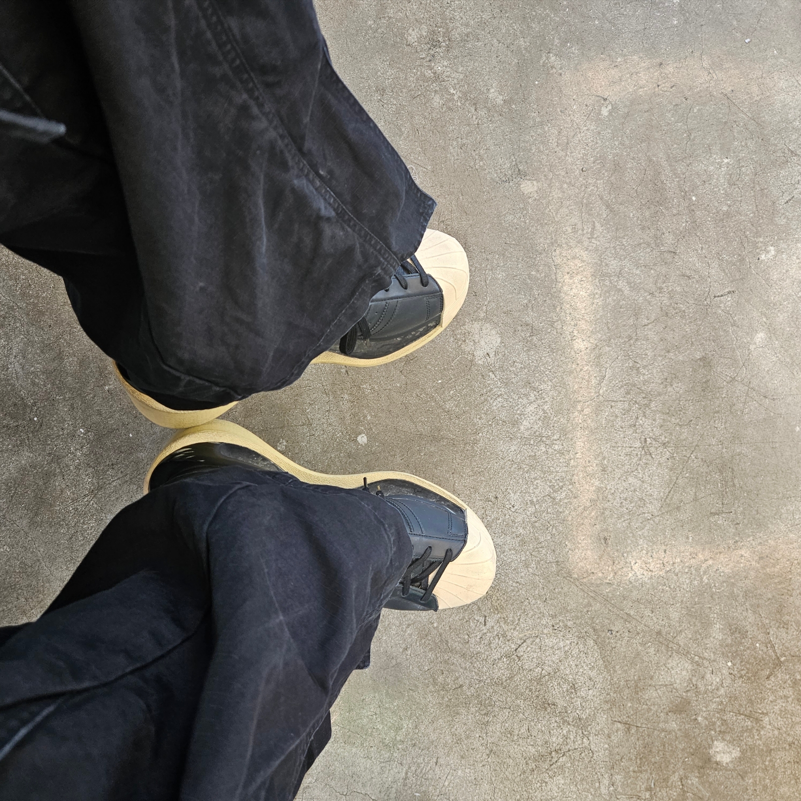 Y-3 Gendo Superstar Black Easy Yellow 착용 스타일 - 1