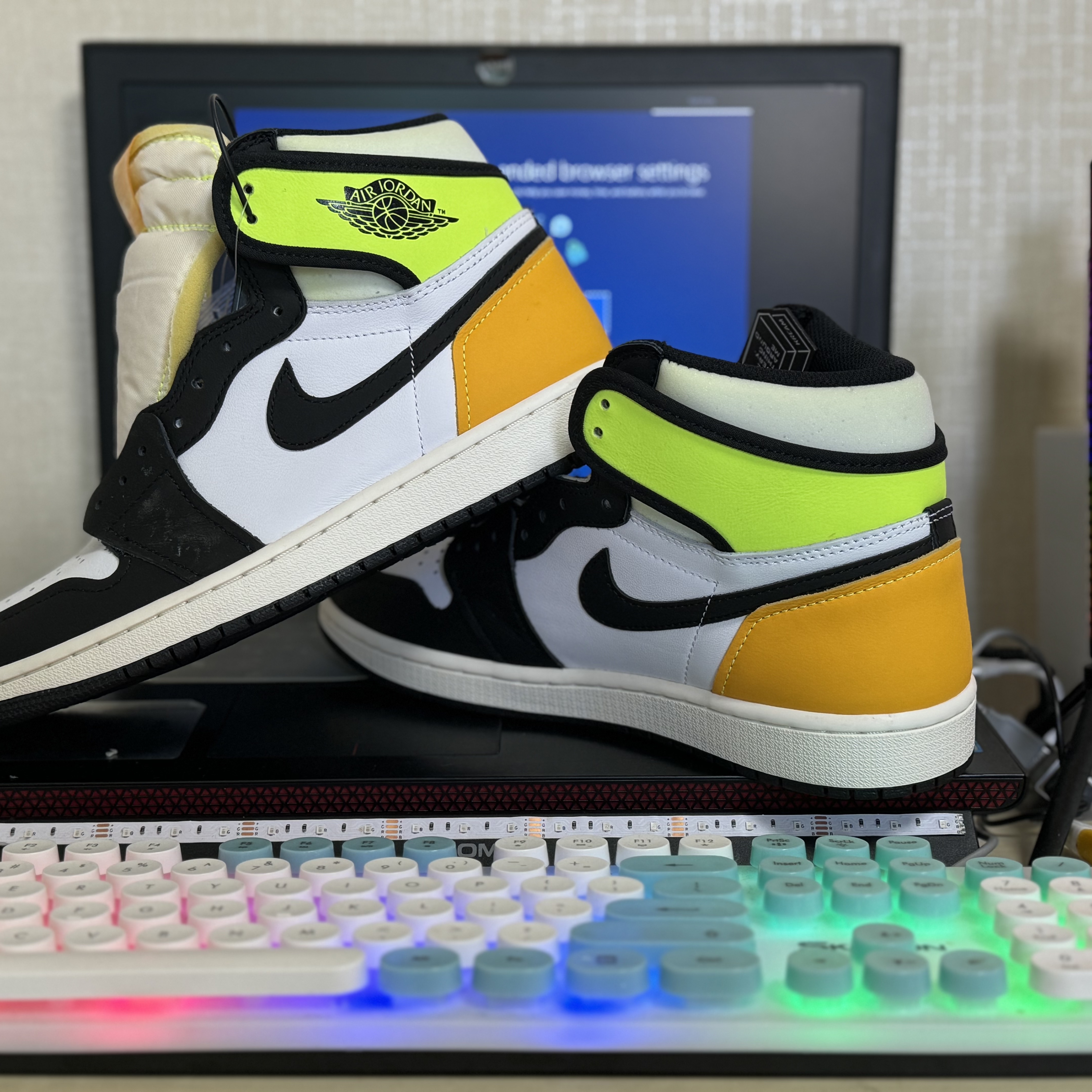 Jordan 1 Retro High OG Volt Gold 착용 스타일 - 1