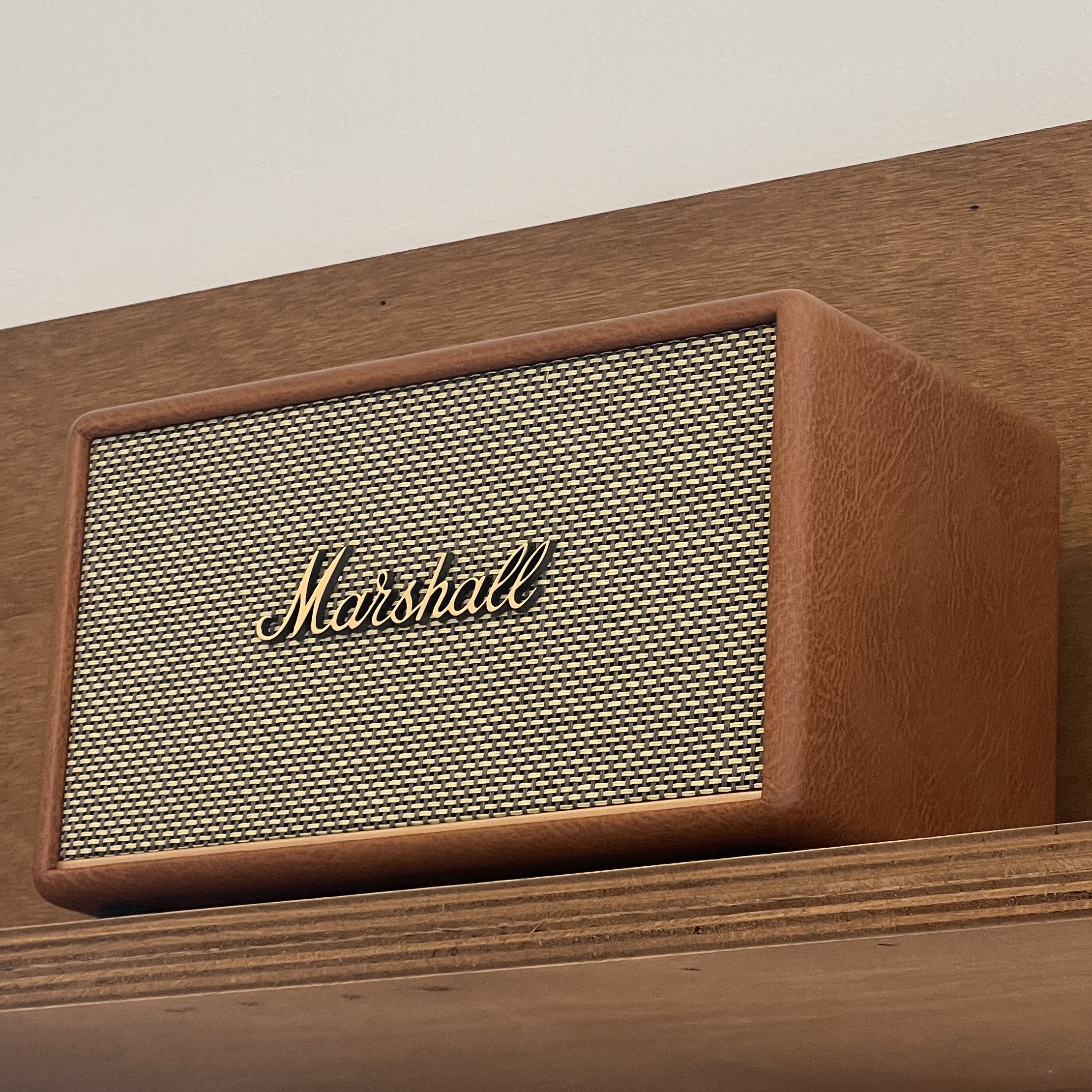 Marshall Acton III Bluetooth Brown (Korean Ver.) 착용 스타일