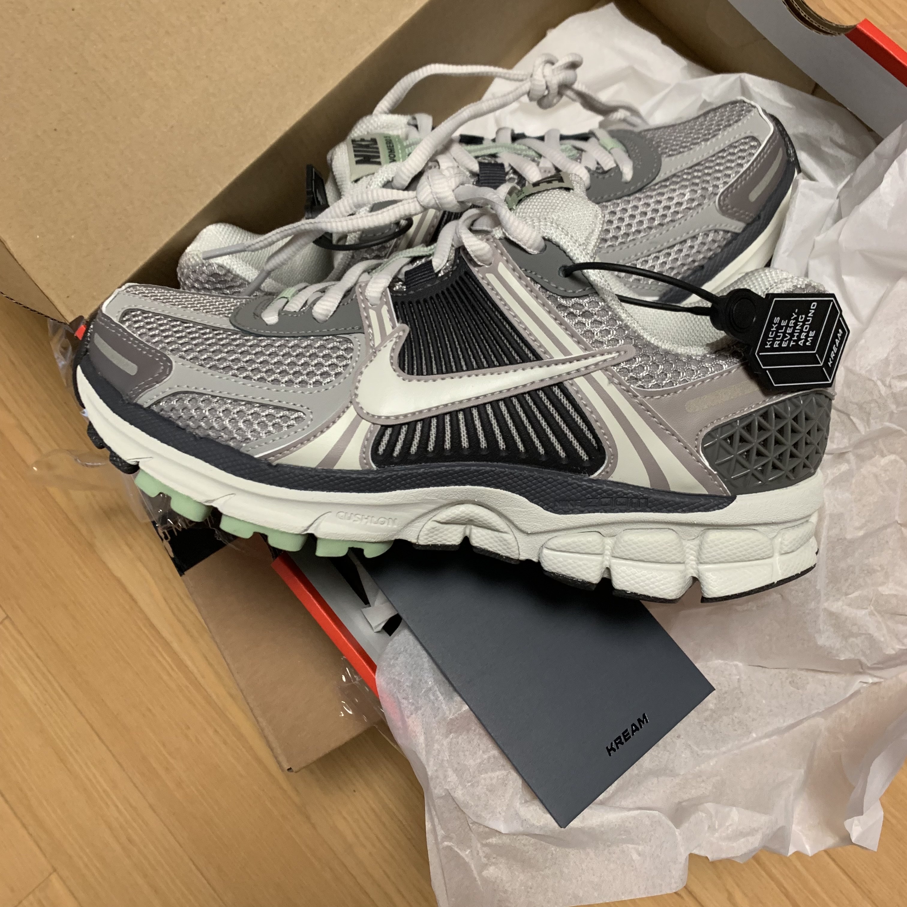 (W) Nike Zoom Vomero 5 Cobblestone and Flat Pewter 착용 스타일