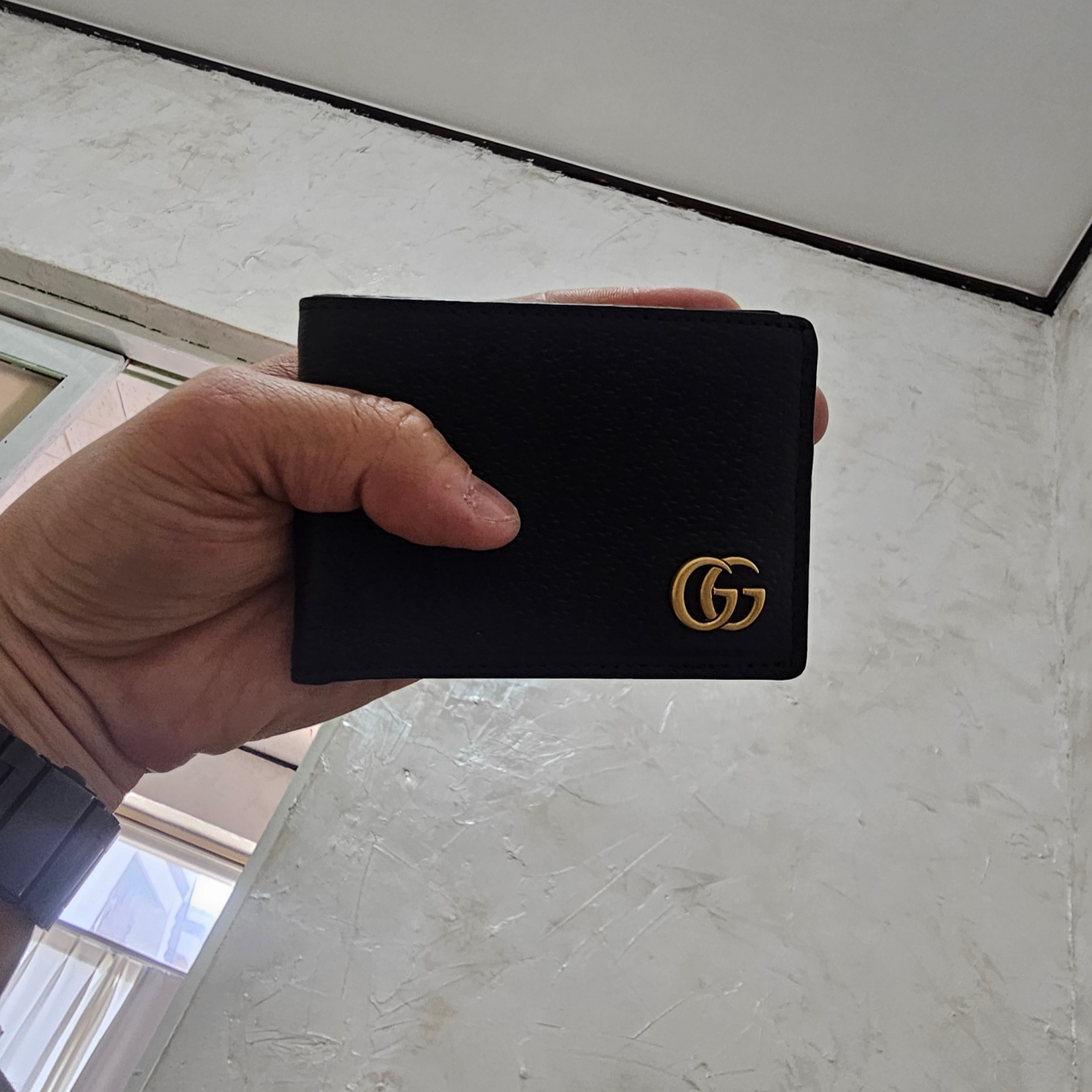 Gucci GG Marmont Leather Bi-Fold Wallet Black 착용 스타일