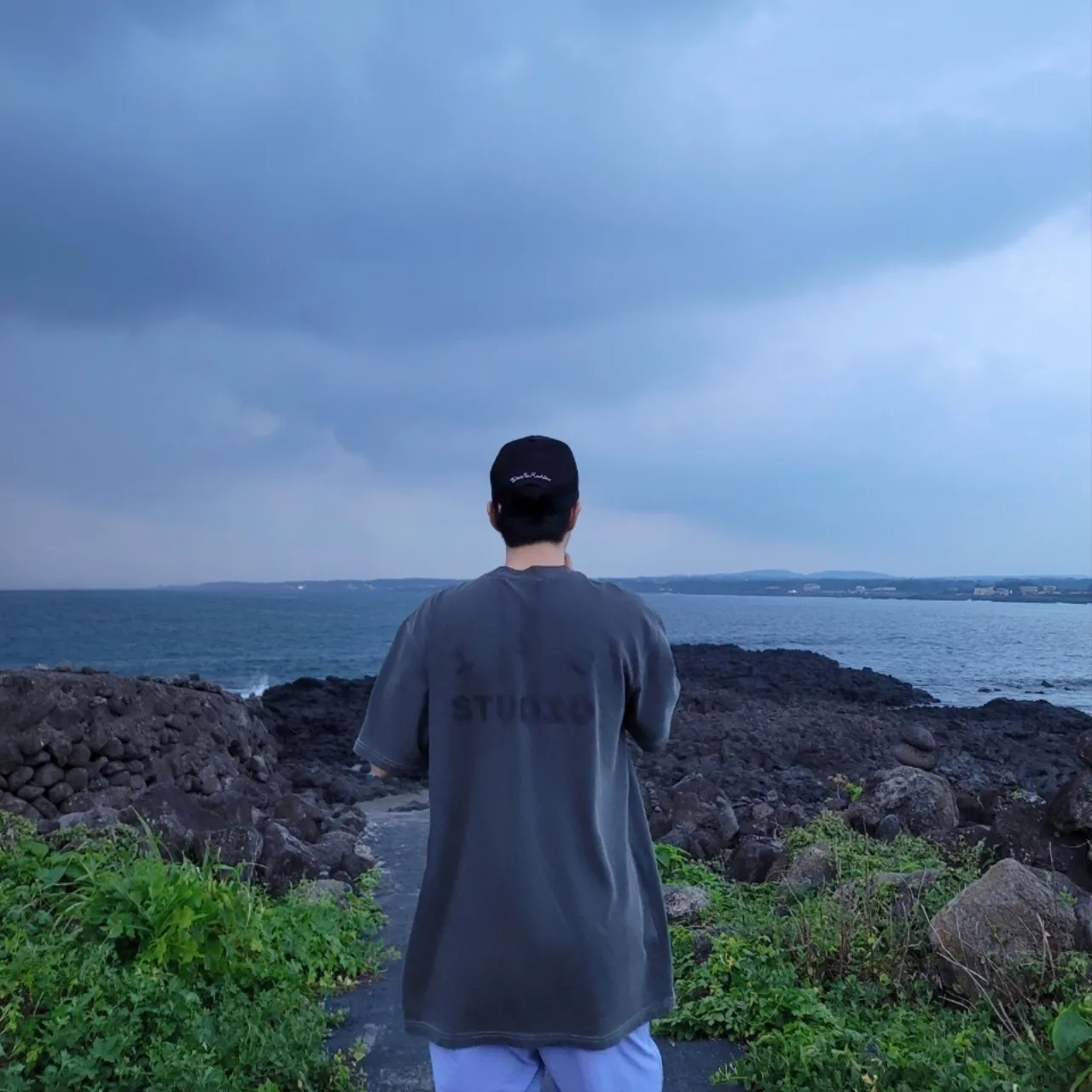 IAB Studio Pigment T-Shirt Black, Adidas Yeezy Slide Onyx 착용 스타일 - 2