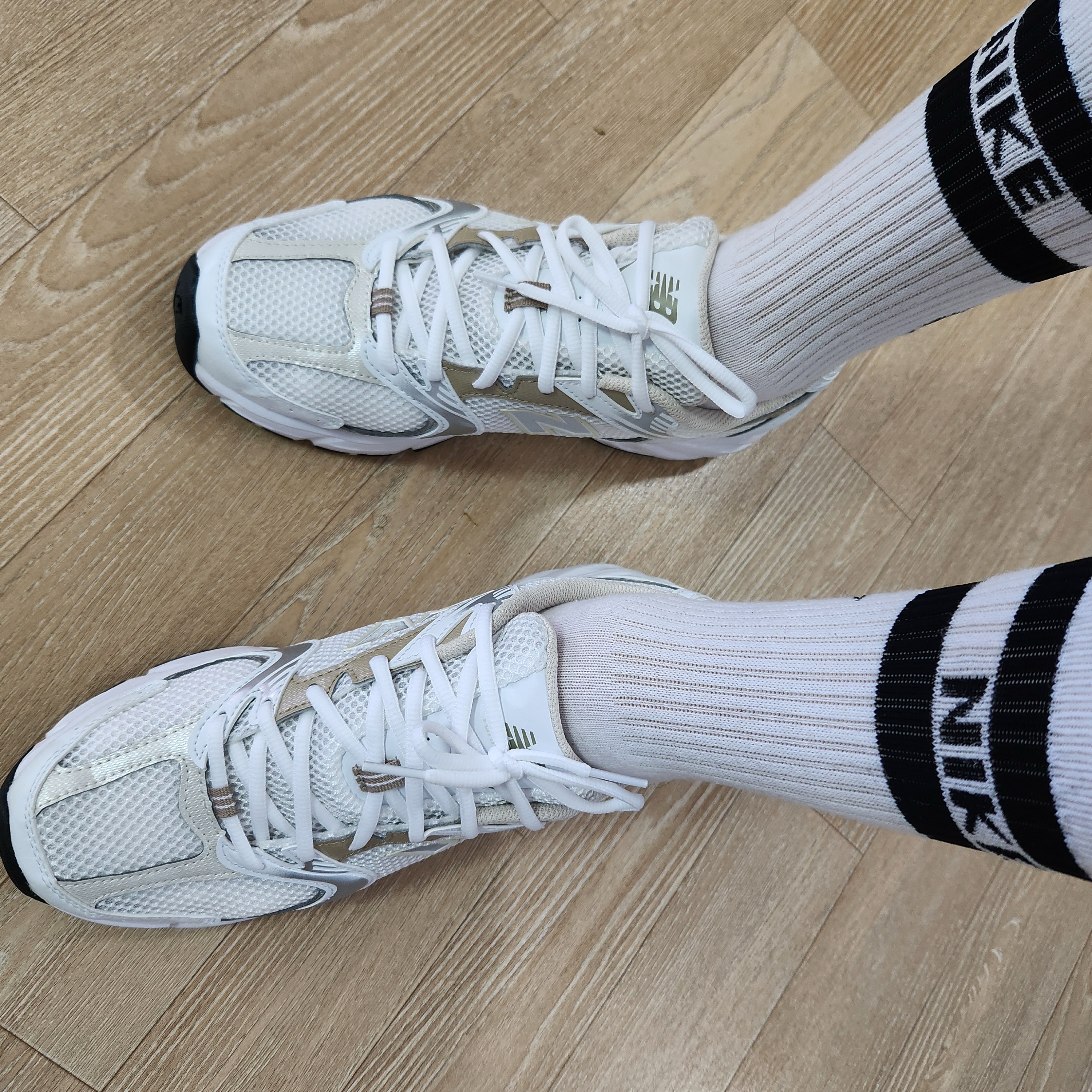 New Balance 530 White Stoneware Linen 착용 스타일 - 2