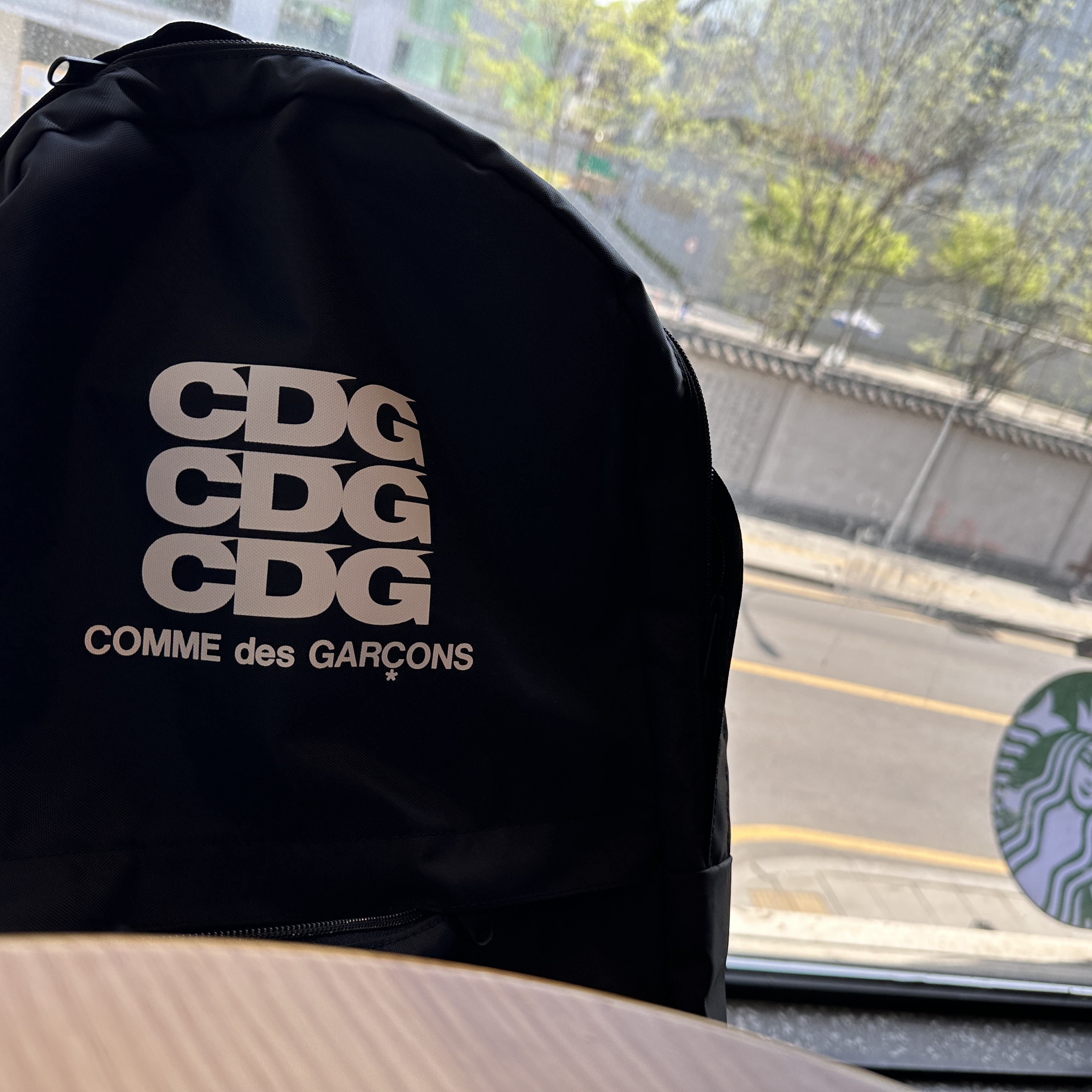 CDG Backpack Black 착용 스타일