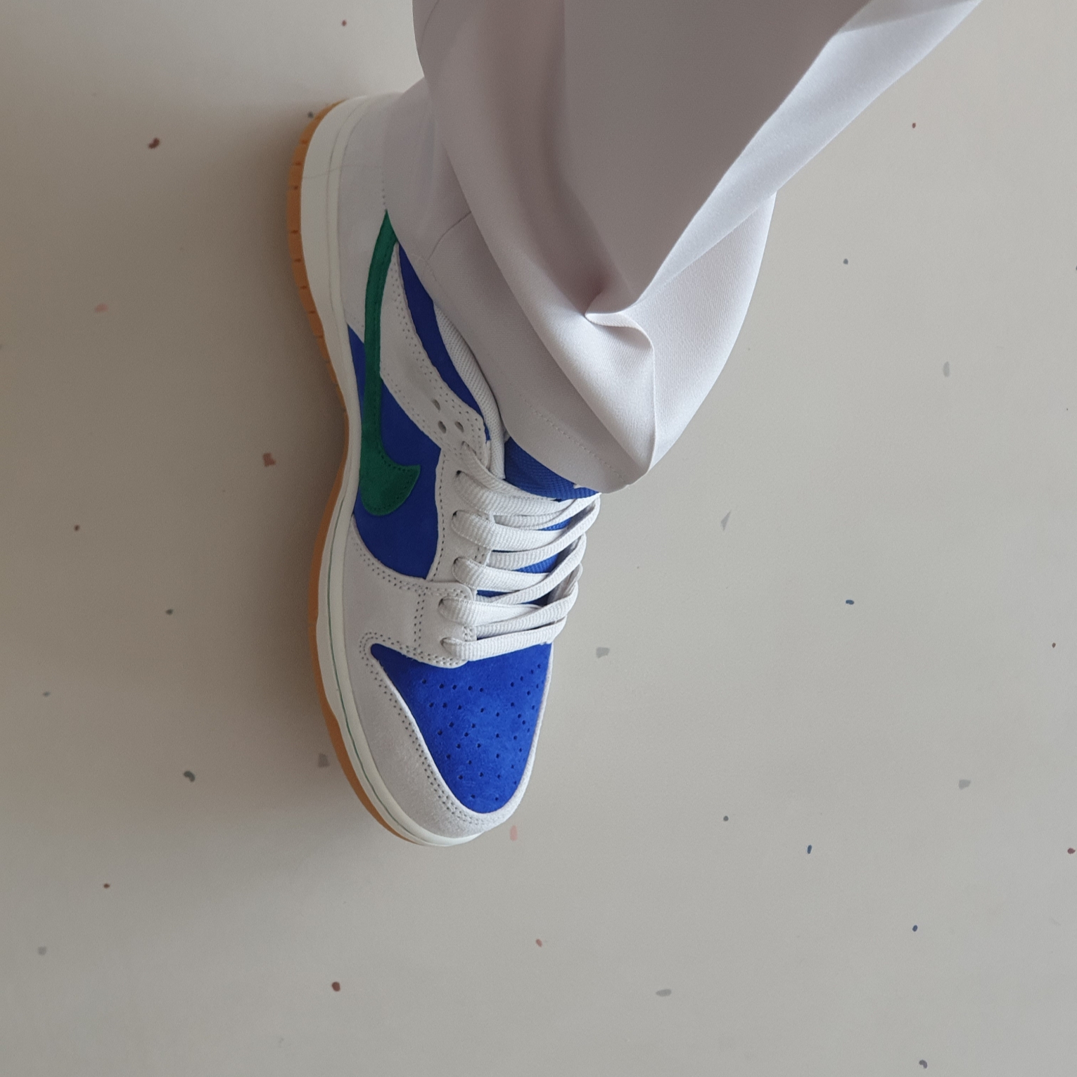 Nike SB Dunk Low Pro Phantom and Hyper Royal 착용 스타일 - 1