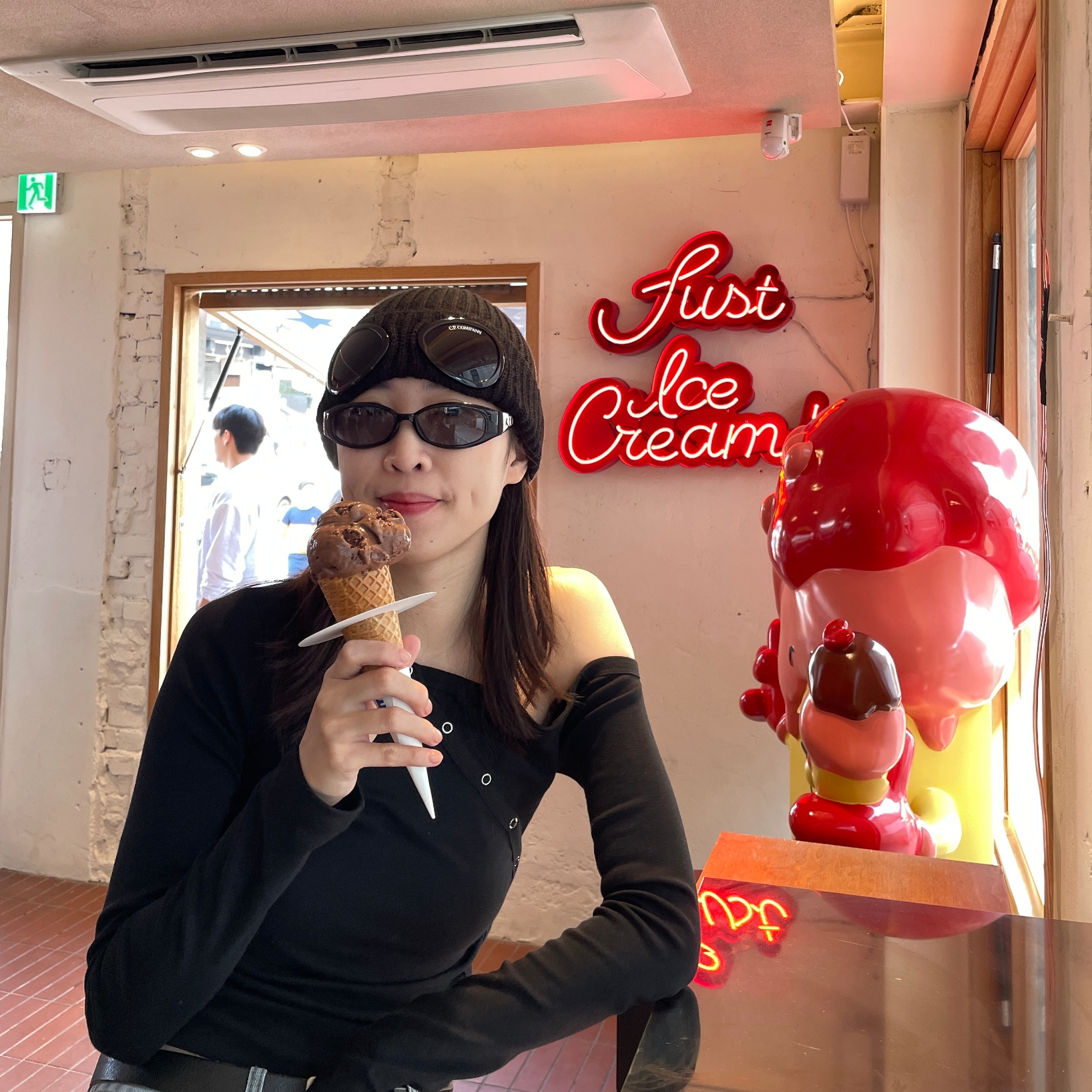 C.P. Company Extra Fine Merino Wool Goggle Beanie Black, Asics Jog 100 2 Black 착용 스타일 - 1
