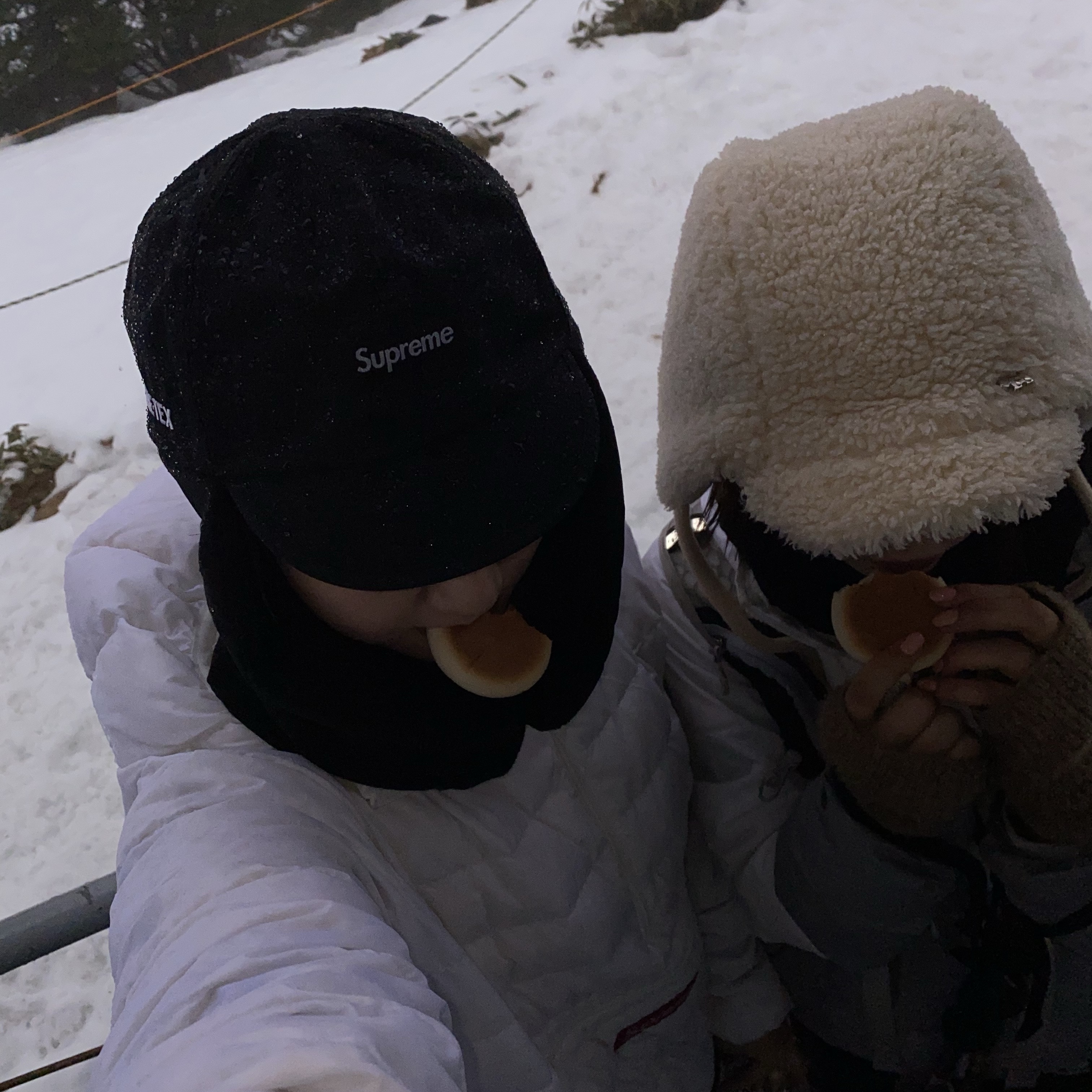 Supreme Gore-Tex Earflap Cap Black - 23FW, Supreme Micro Down Half Zip Hooded Pullover White - 23FW 착용 스타일 - 5