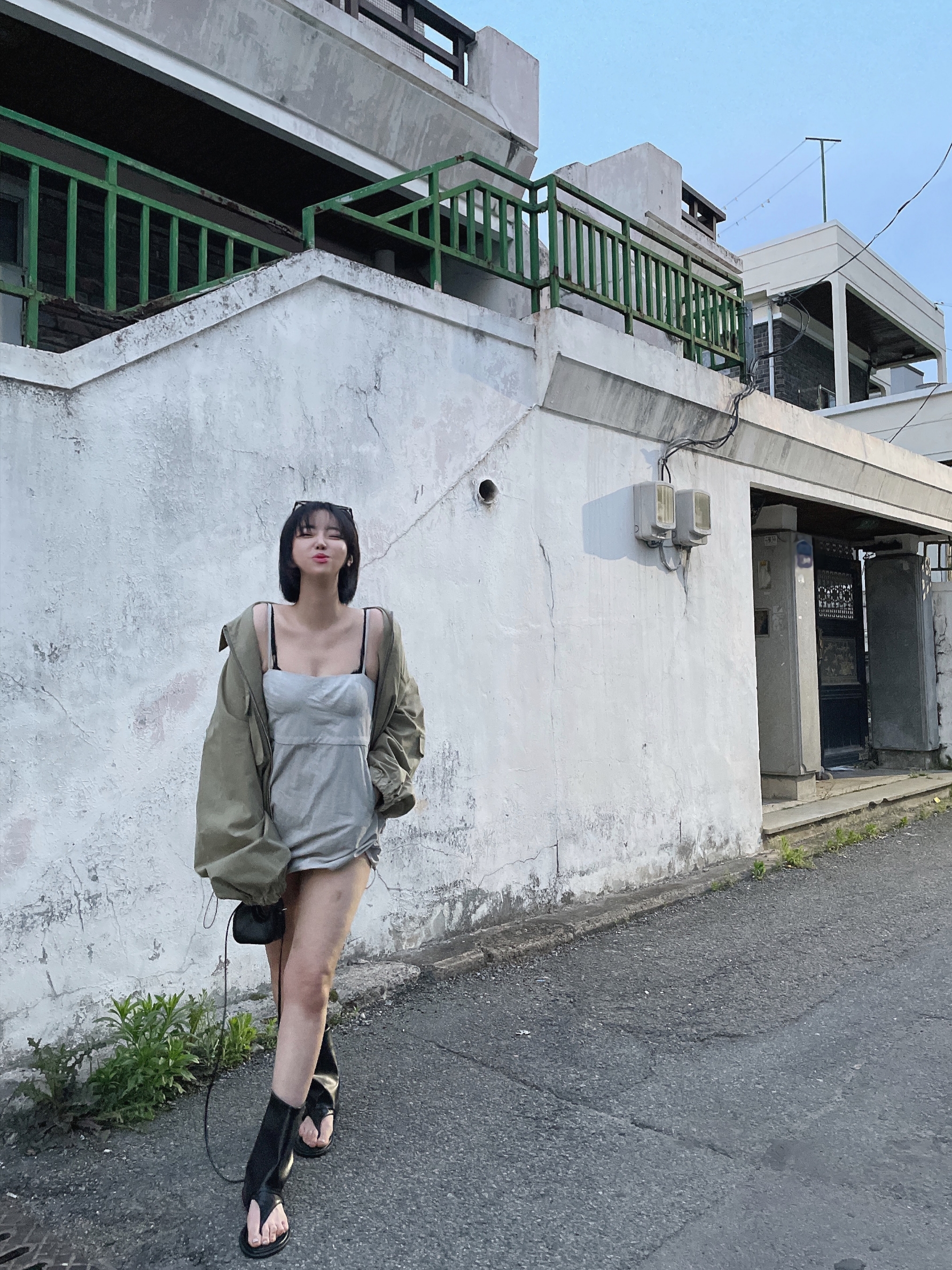 STUDIOTABLE Crepe Mini Bag Black 착용 스타일
