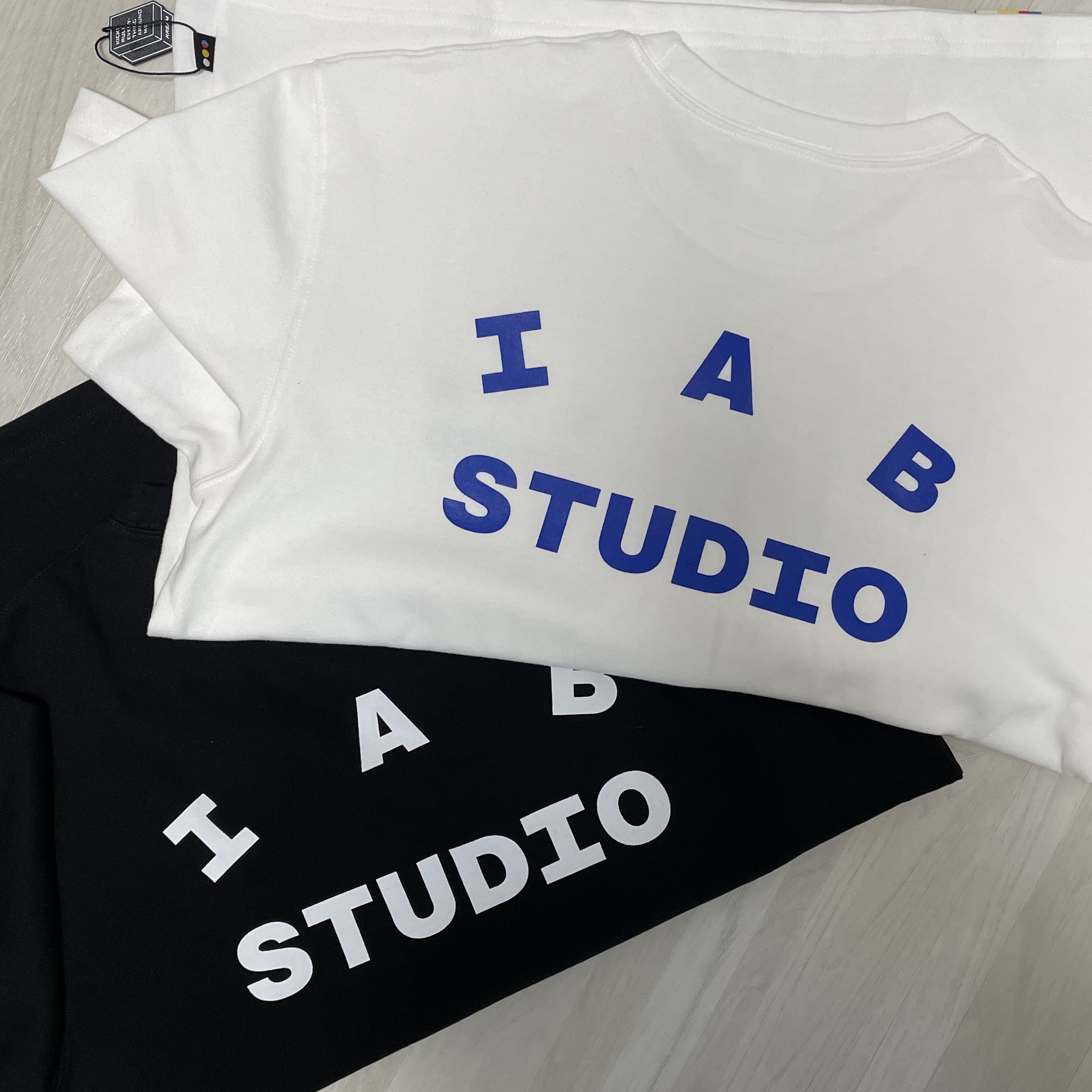 IAB Studio 10th Anniversary T-Shirts Pack White & Black (2 Pack) 착용 스타일