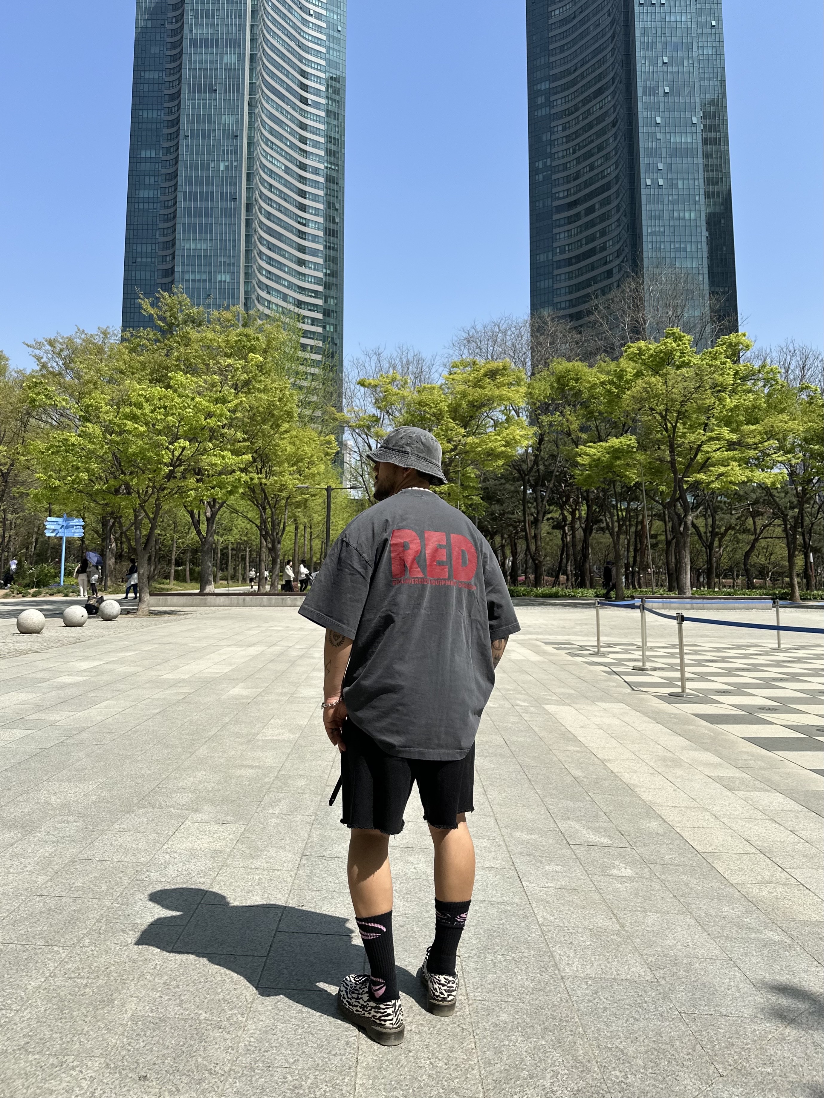 Stussy Washed Stock Bucket Hat Charcoal, Dr. Martens x Wacko Maria 1461 Tiger Camo Hair On Black White 착용 스타일 - 3
