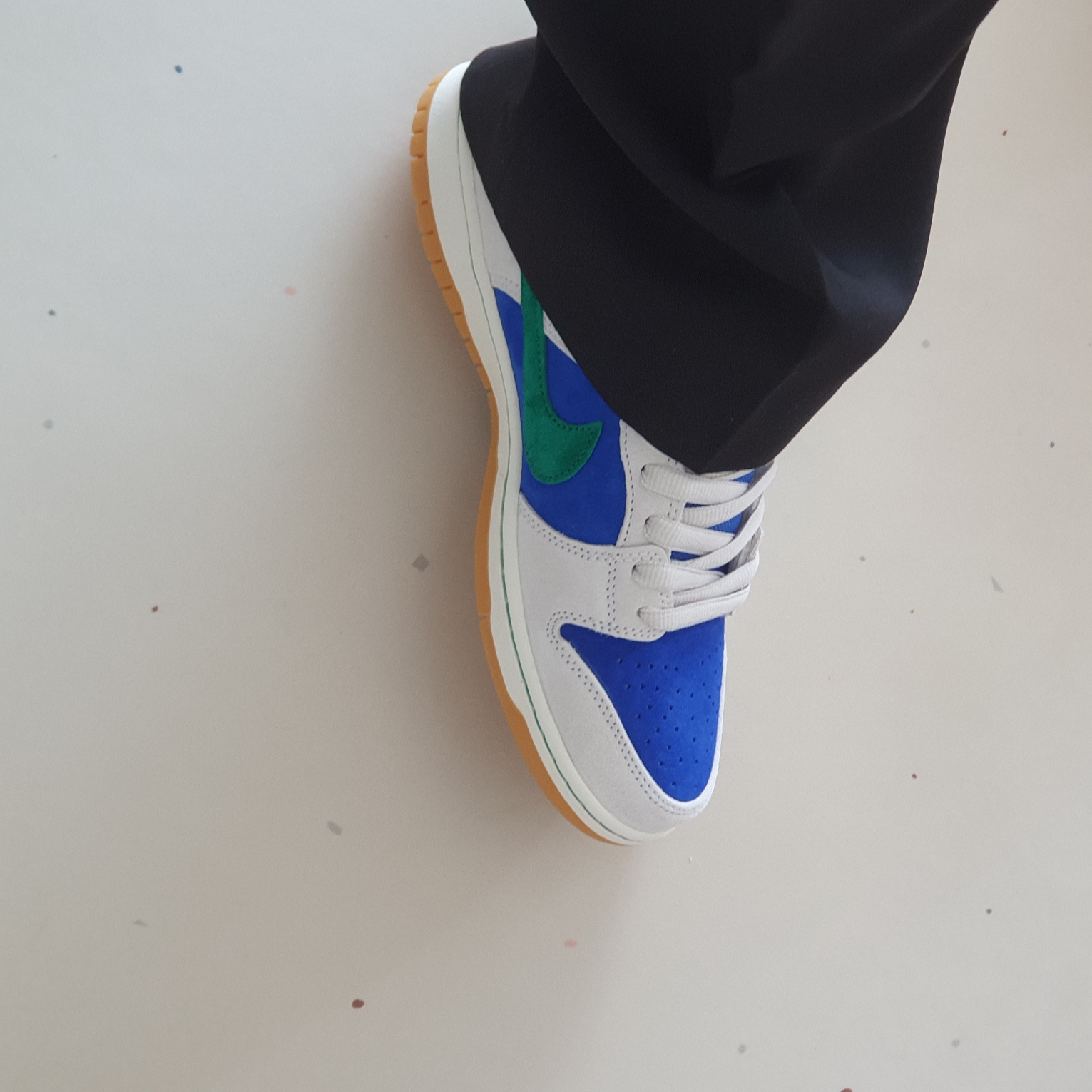 Nike SB Dunk Low Pro Phantom and Hyper Royal 착용 스타일 - 2