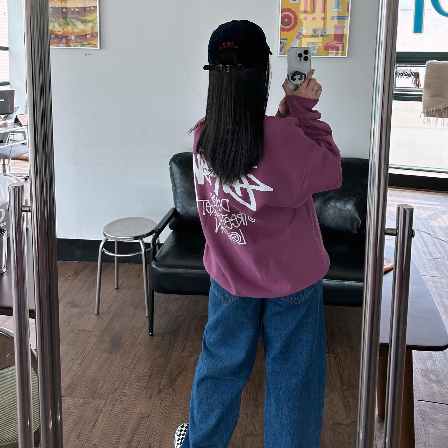 Stussy Stock DSM London Crew Berry 2024 착용 스타일 - 2