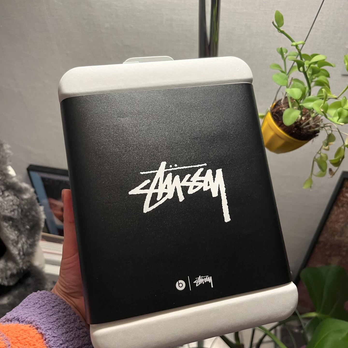 Stussy x Beats Studio Pro Wireless Headphone Black (Korean Ver.) 착용 스타일 - 5