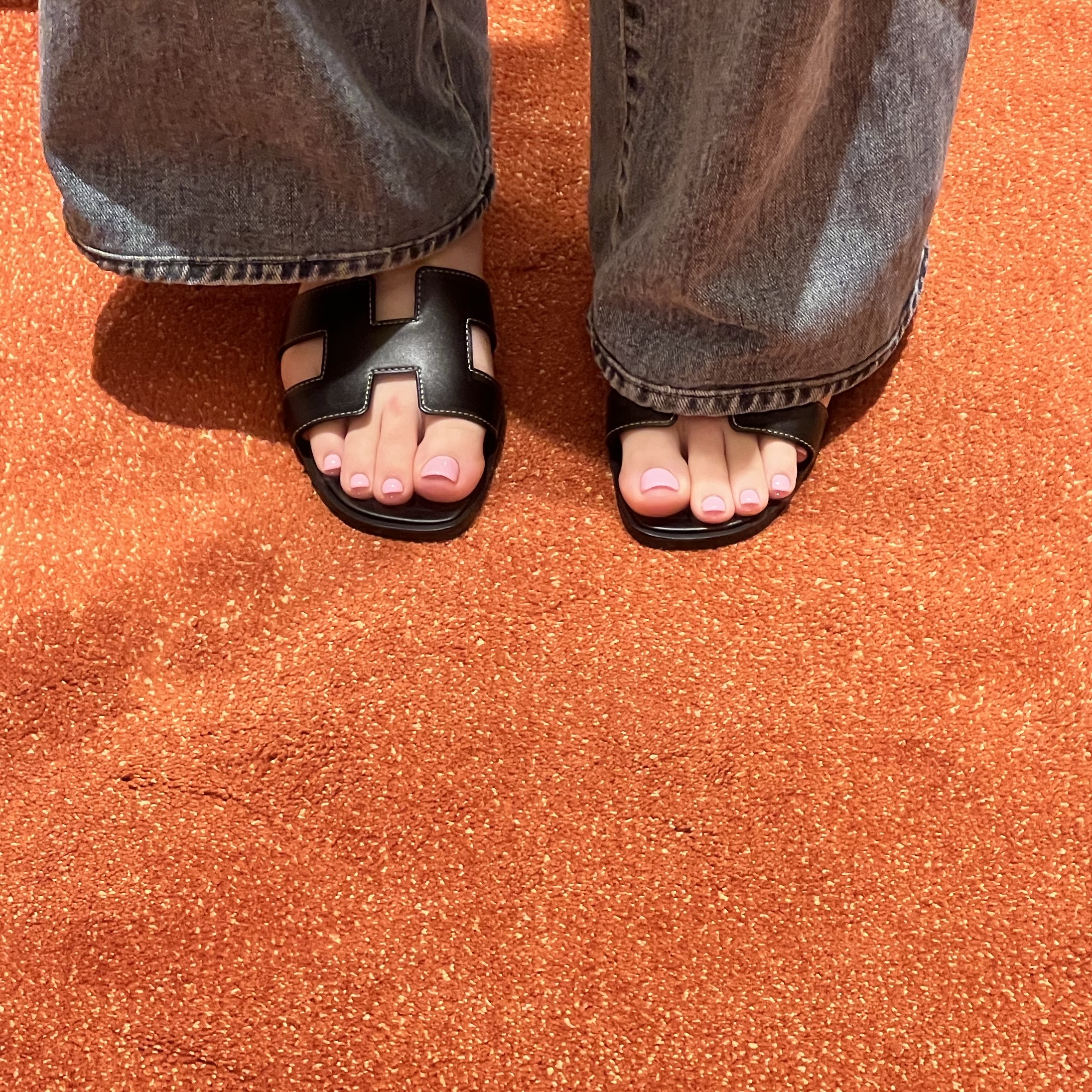 (W) Hermes Oran Sandal Calfskin & Noir Piqures Ecrues 착용 스타일