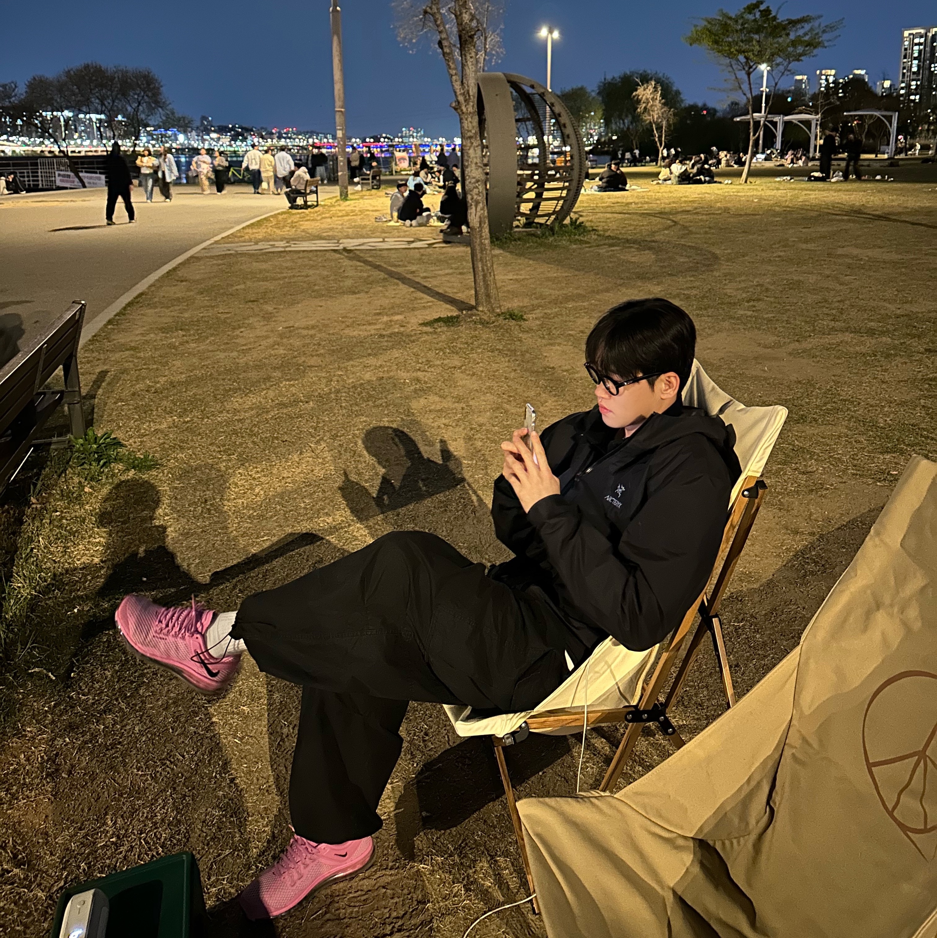 Nike x Stussy Air Max 2013 Psychic Pink, Arc'teryx Squamish Hoody Black 착용 스타일 - 3