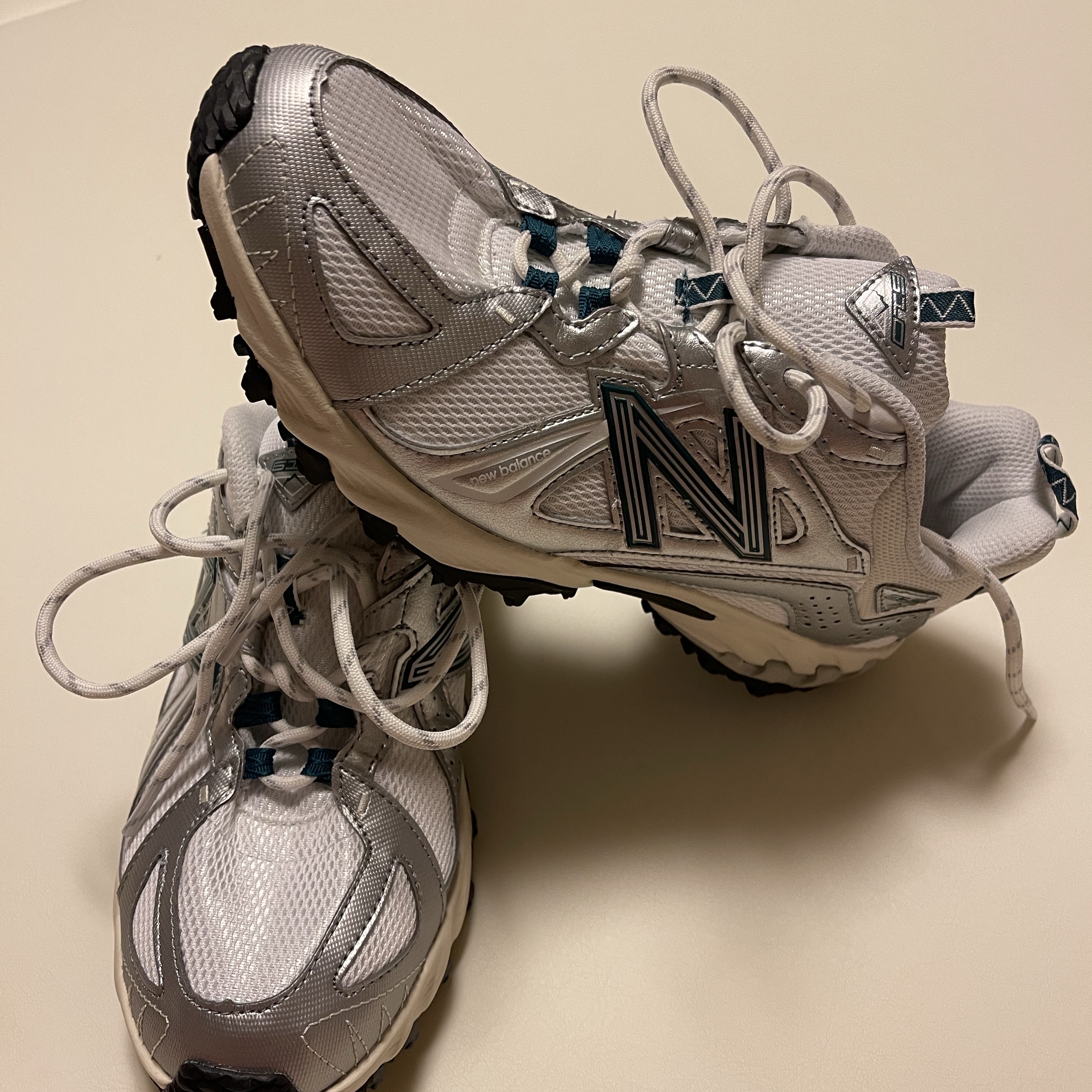 New Balance ML610T Metallic Silver - D Standard 착용 스타일 - 5