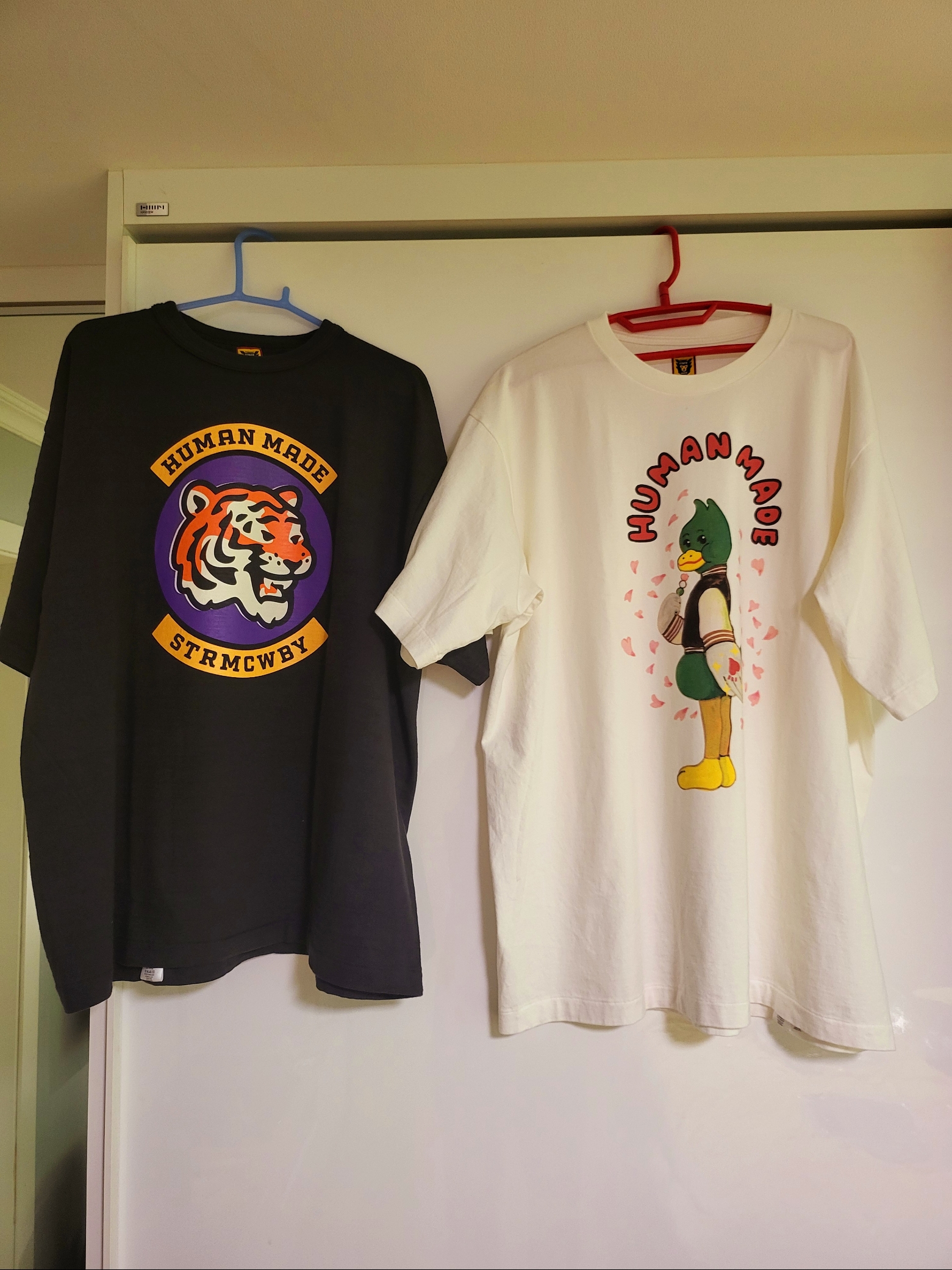 Human Made Graphic T-Shirt #04 Black, Human Made Keiko Sootome T-shirt #19 White 착용 스타일 - 1