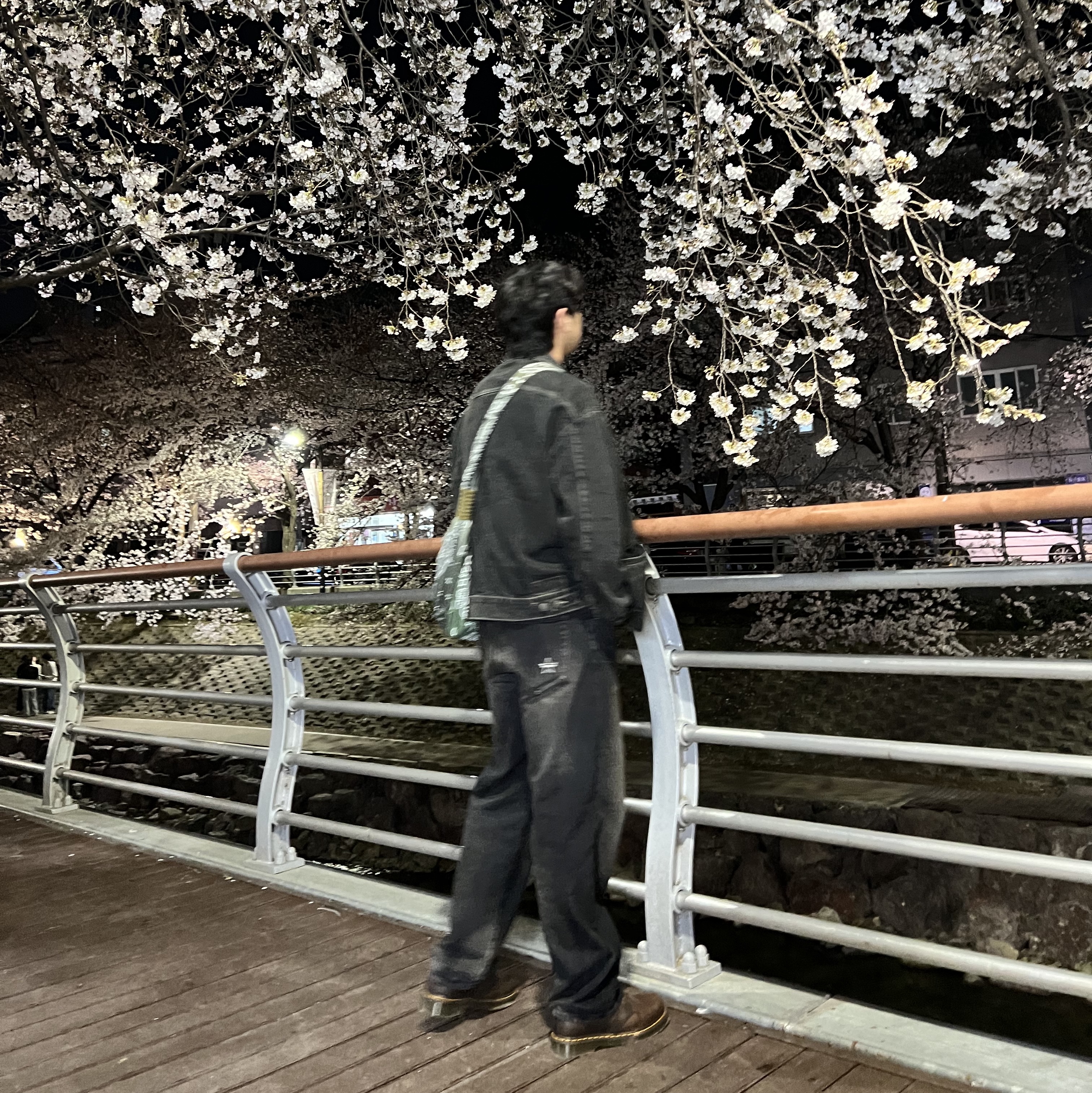 Kapital Gauze Bandana Beach Snuffkin Bag Khaki, Supreme Distressed Loose Fit Selvedge Jean Washed Black - 23FW 착용 스타일