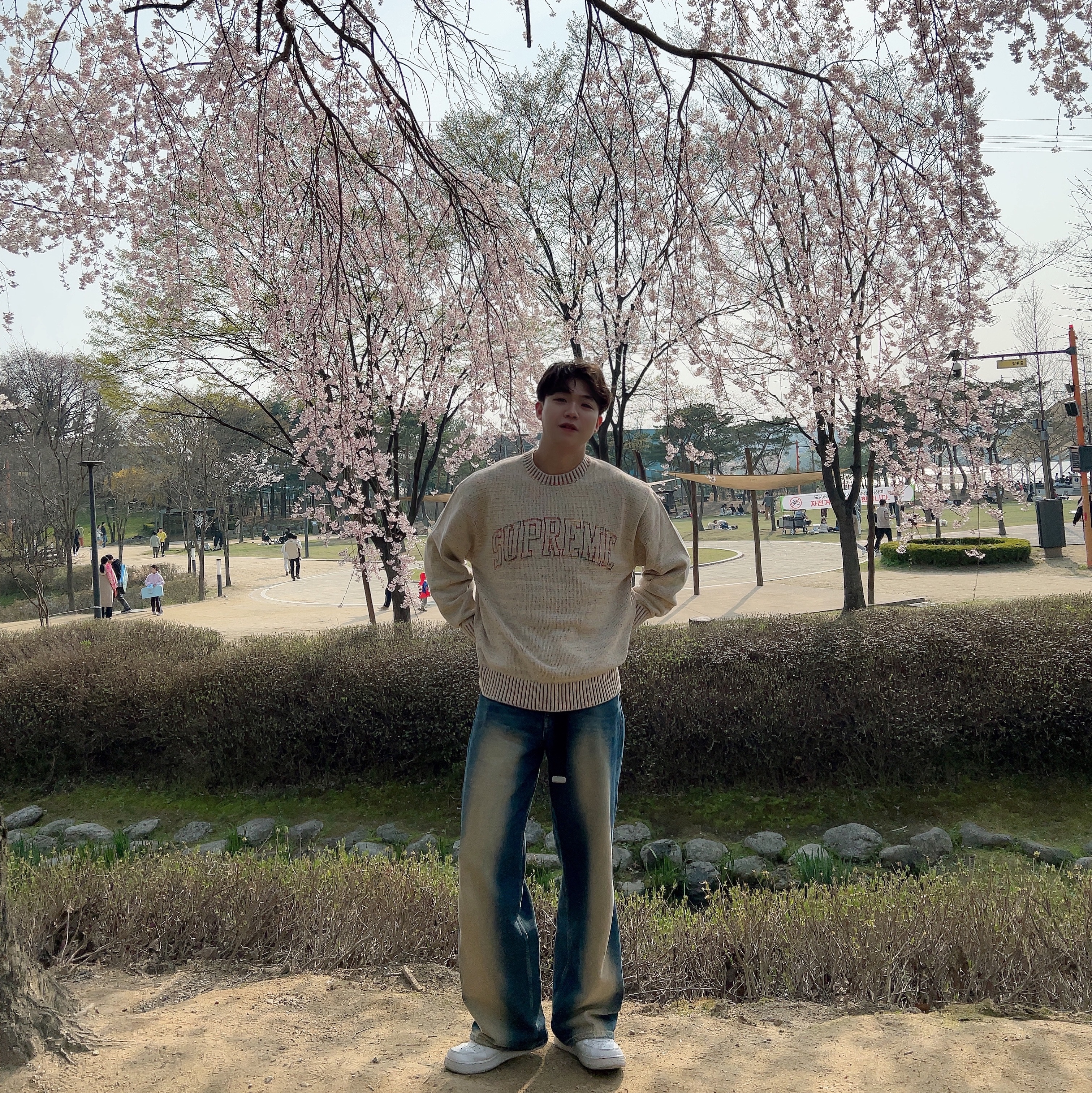 Supreme Contrast Arc Sweater White - 24SS, Nike Air Force 1 '07 Low White 착용 스타일 - 1