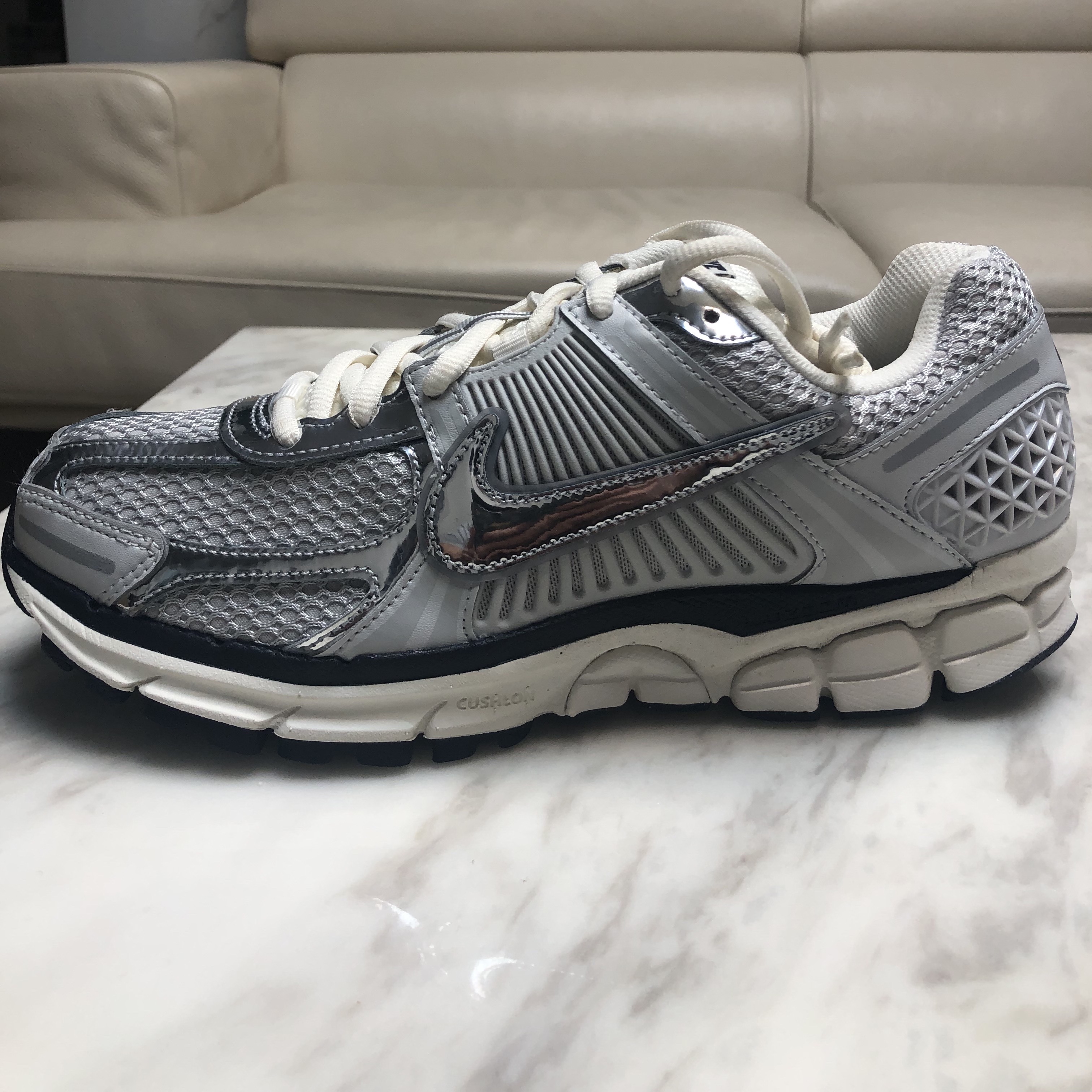 Nike Zoom Vomero 5 Photon Dust Gridiron 착용 스타일 - 2