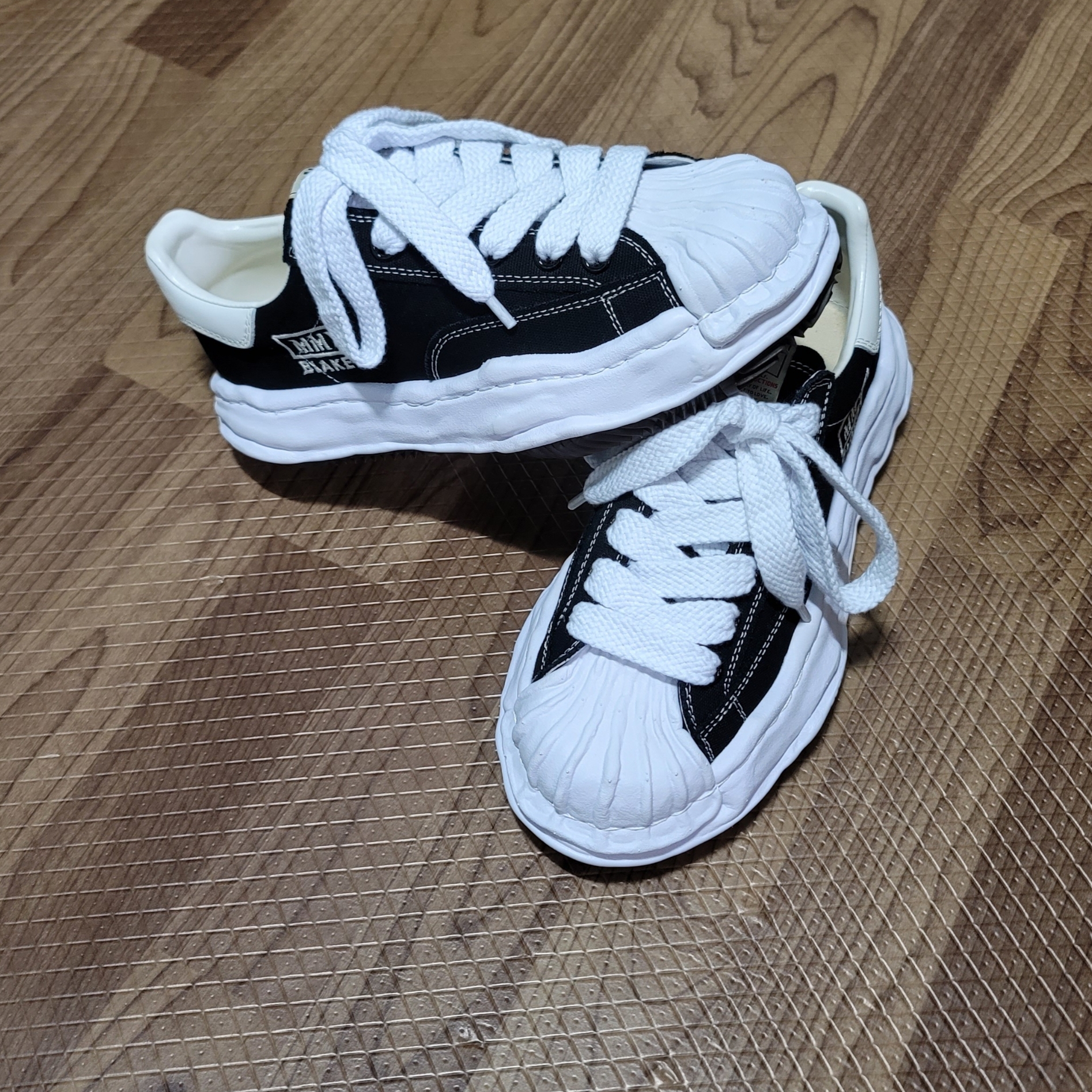 Maison Mihara Yasuhiro Blakey OG Sole Canvas Low-top Sneakers Black White 착용 스타일