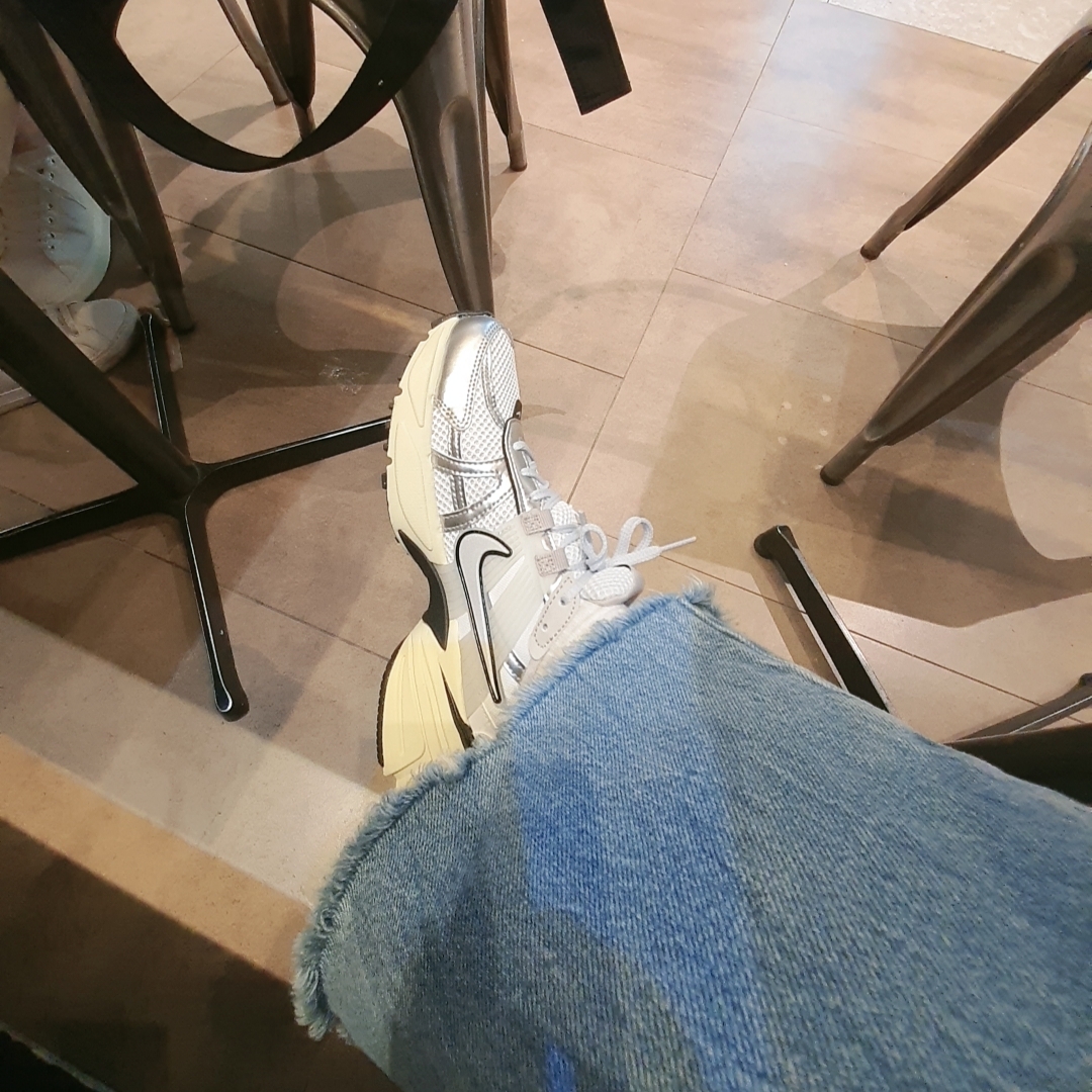Nike V2K Run Summit White Metallic Silver 착용 스타일