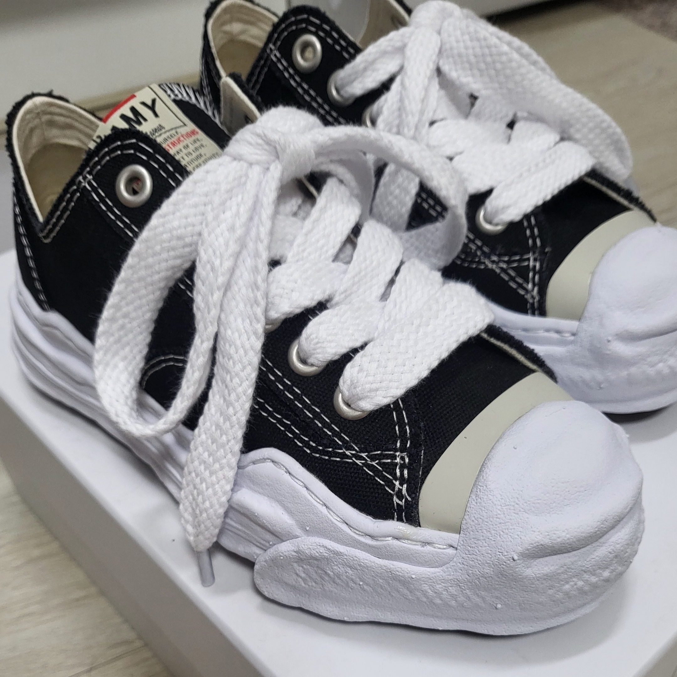 Maison Mihara Yasuhiro Hank OG Sole Canvas Low-top Sneakers Black 착용 스타일
