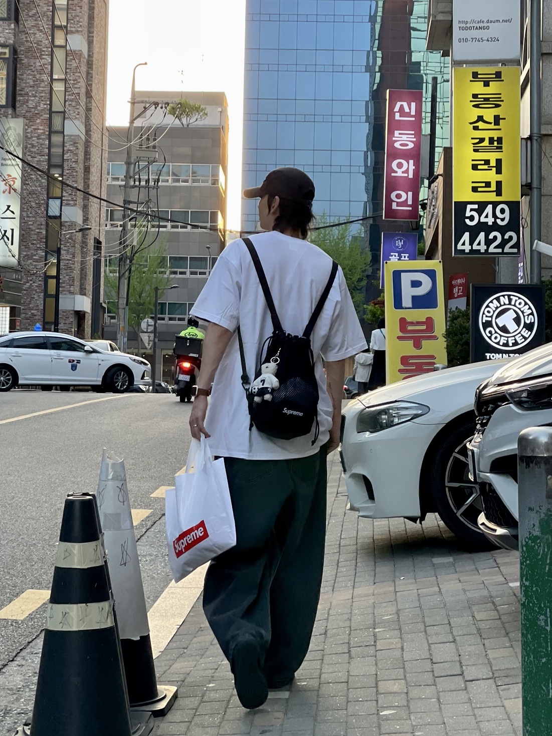 Nike x Supreme Air Force 1 Low Black, Supreme Collage T-Shirt White - 24SS μ°©μ© μ€νμΌ - 2