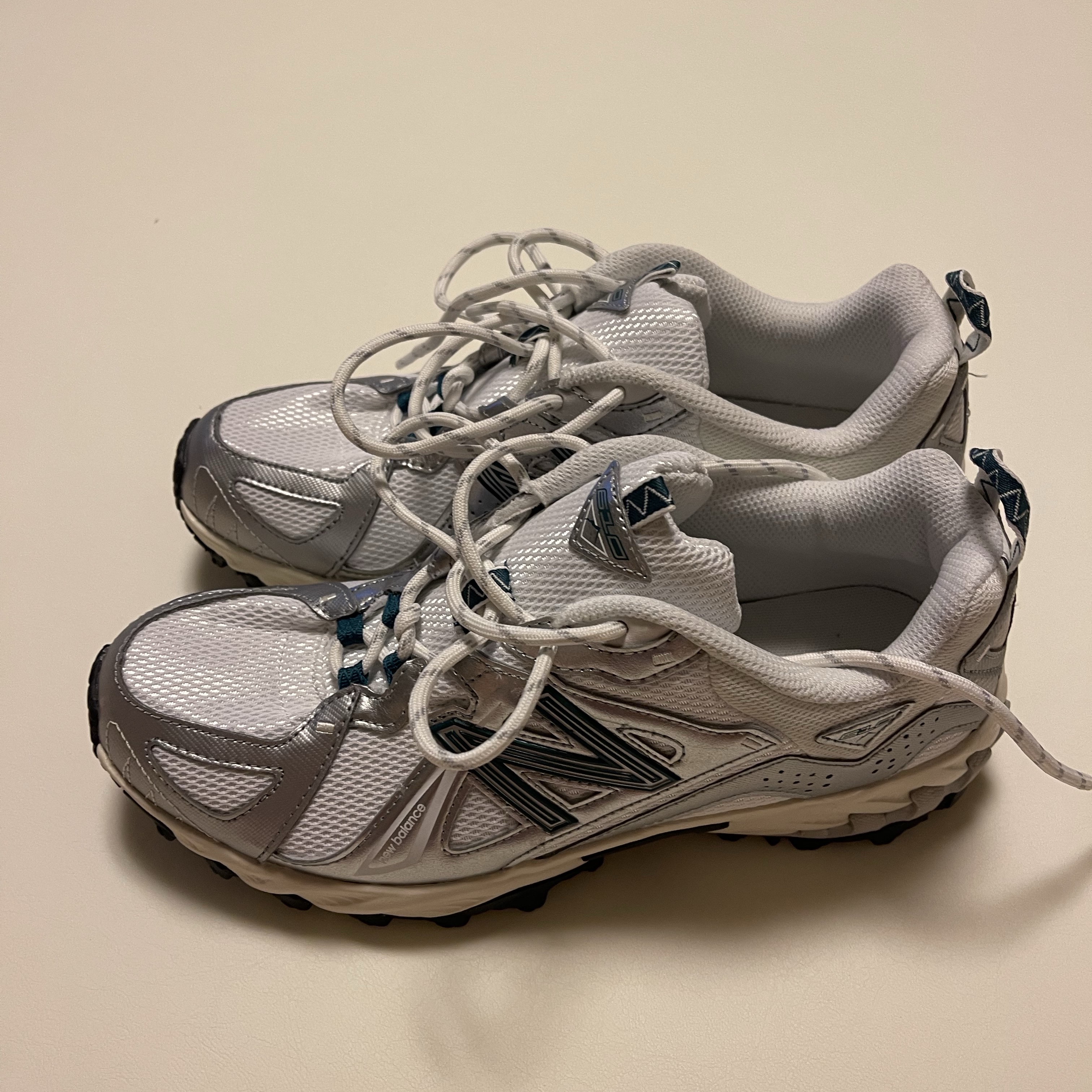 New Balance ML610T Metallic Silver - D Standard 착용 스타일 - 2