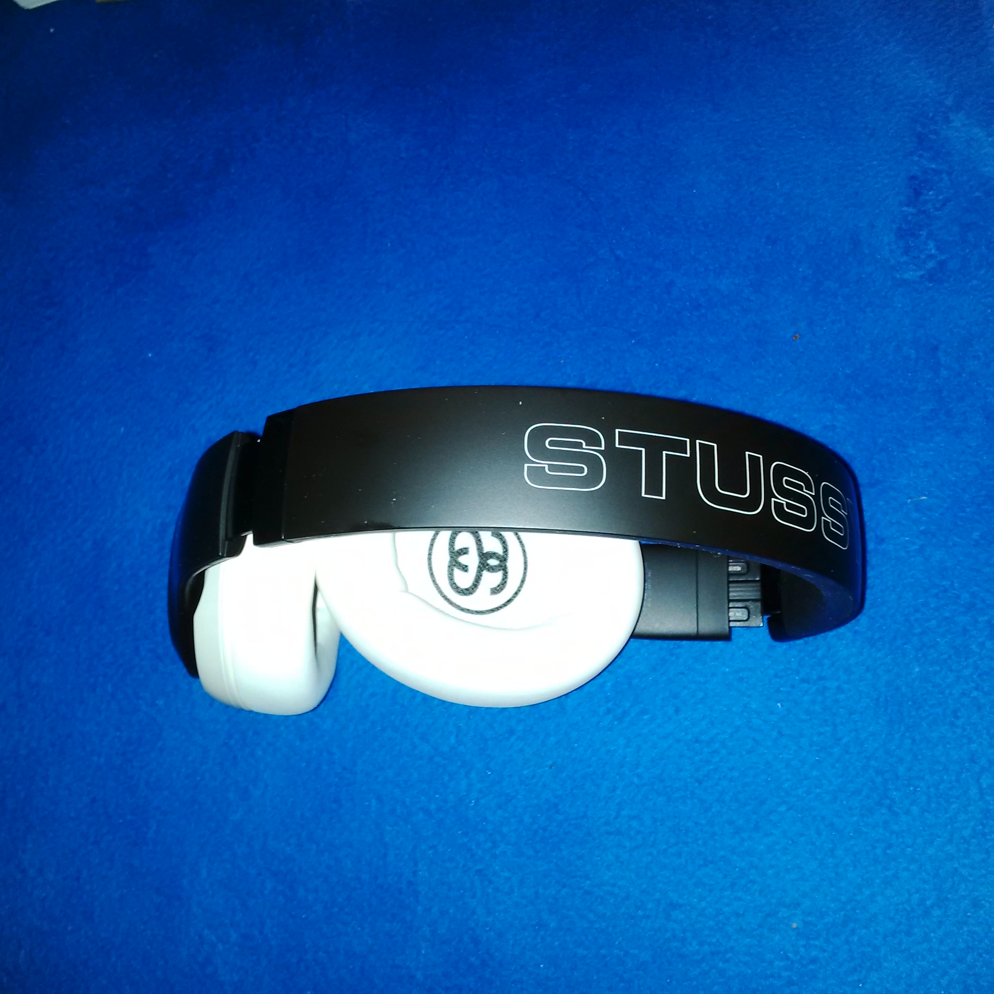 Stussy x Beats Studio Pro Wireless Headphone Black (Korean Ver.) 착용 스타일 - 1