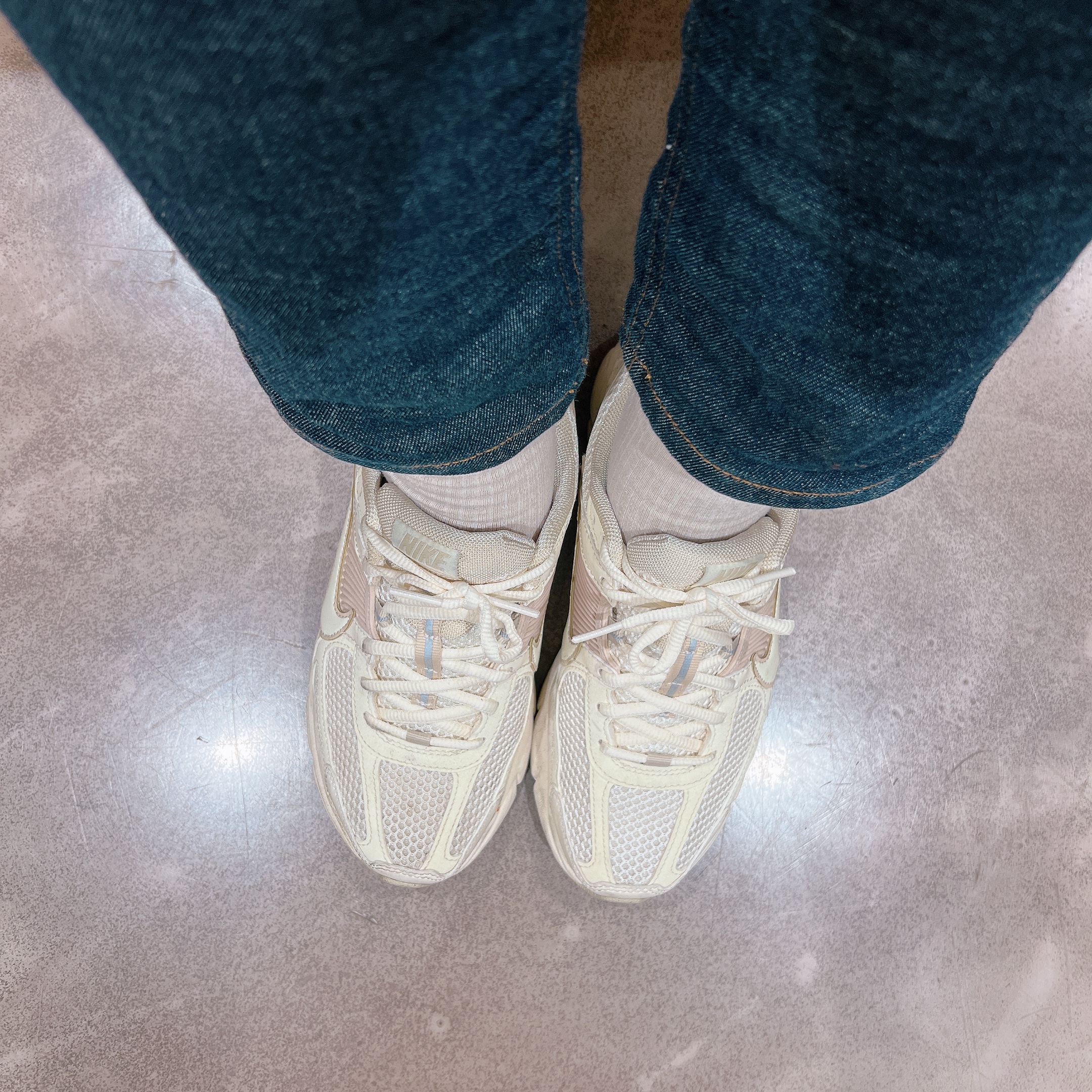 (W) Nike Zoom Vomero 5 Pale Ivory Sanddrift 착용 스타일