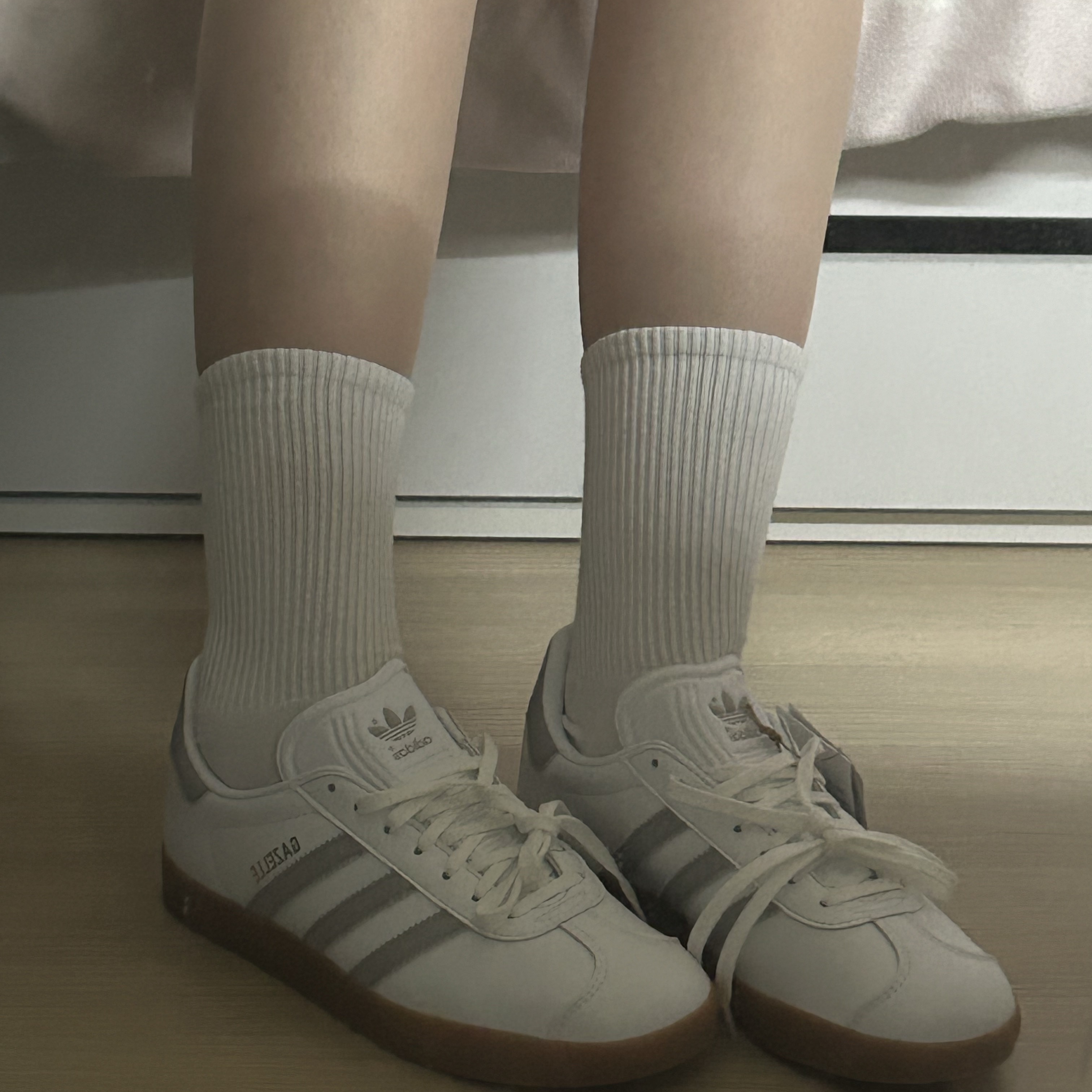 Adidas Gazelle White Grey 착용 스타일