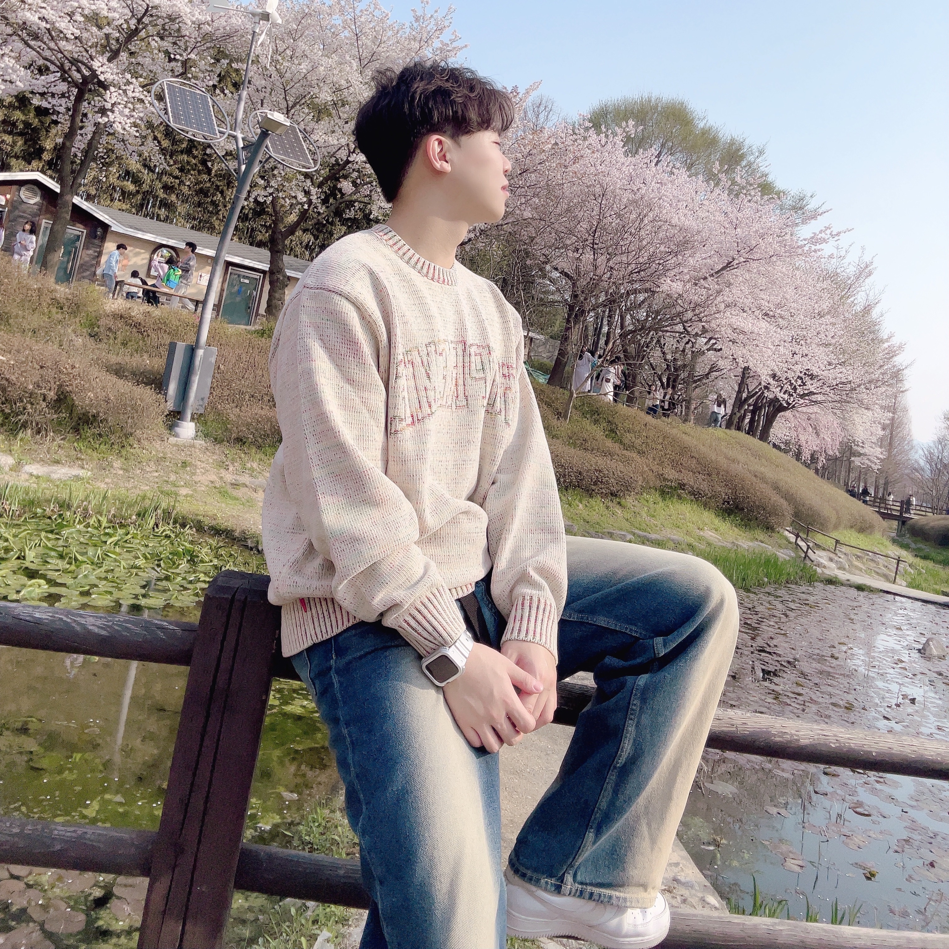 Supreme Contrast Arc Sweater White - 24SS, Nike Air Force 1 '07 Low White 착용 스타일 - 2