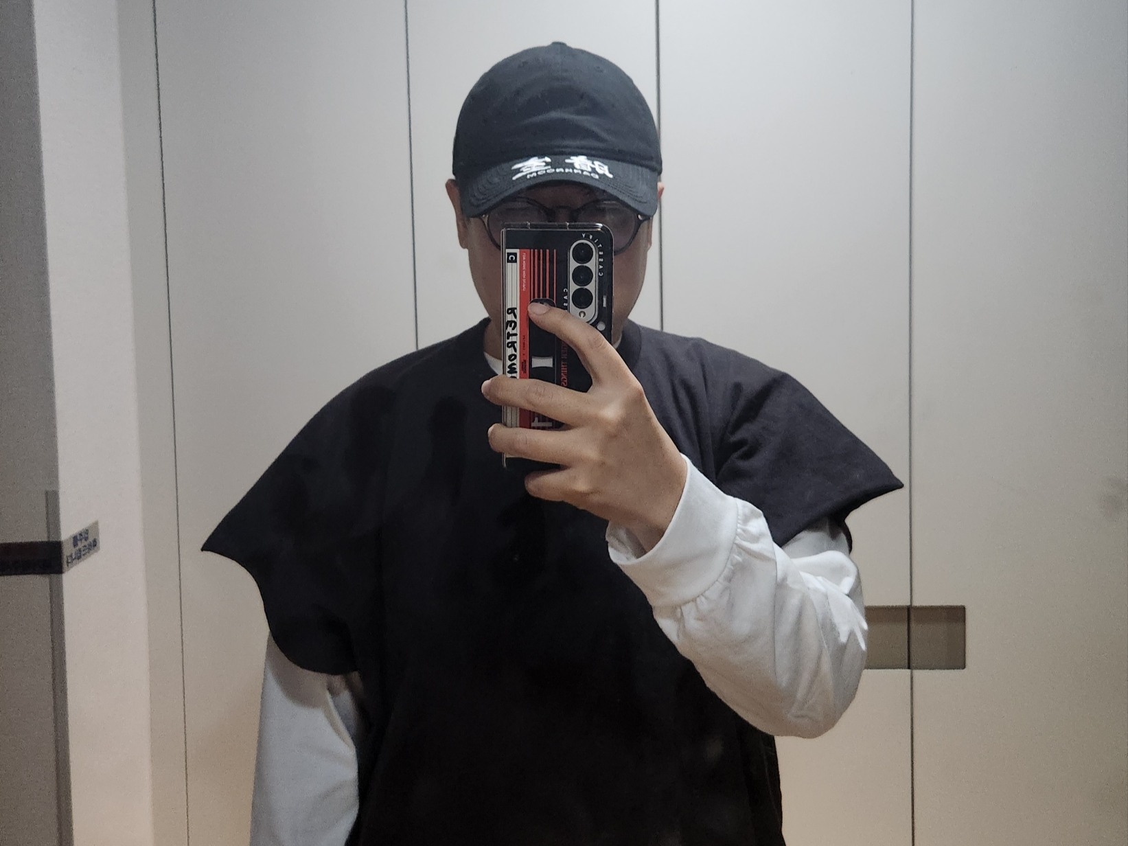 Yeezy One Box T-Shirt Black 착용 스타일 - 1
