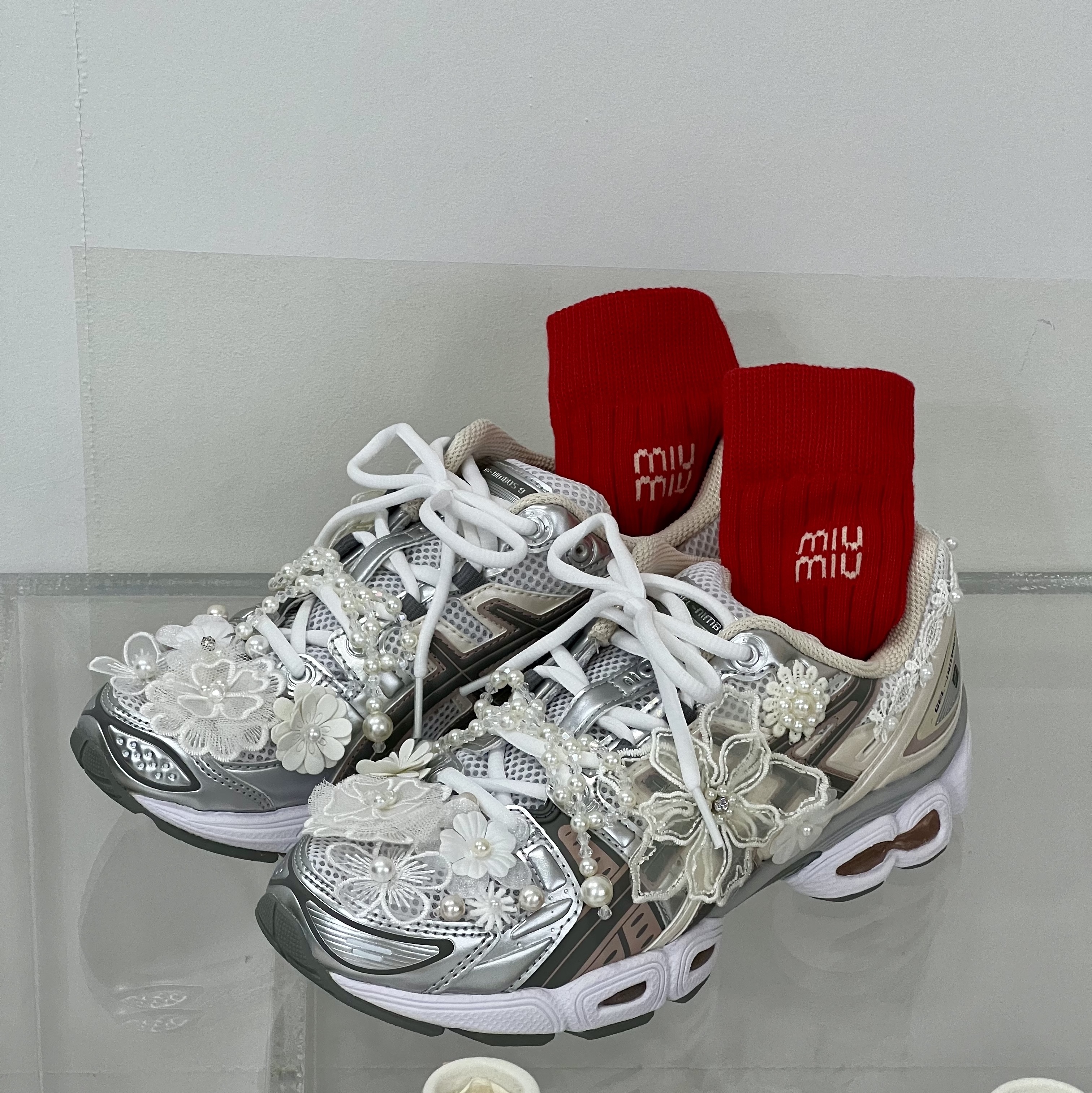 (W) Asics Gel-Nimbus 9 White Oatmeal 착용 스타일 - 1
