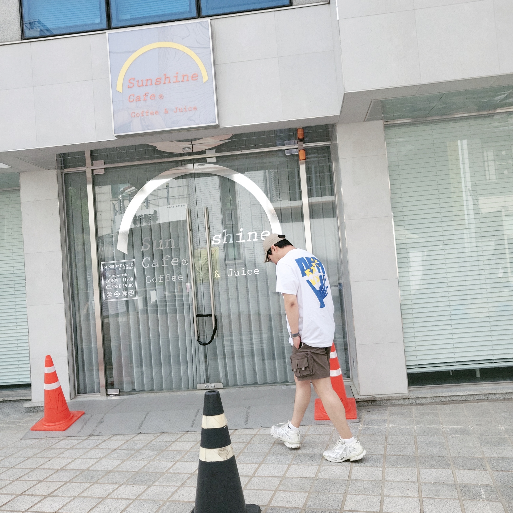 Nike ACG Cargo Shorts Ironstone - Asia, Balenciaga Runner Sneakers White 착용 스타일