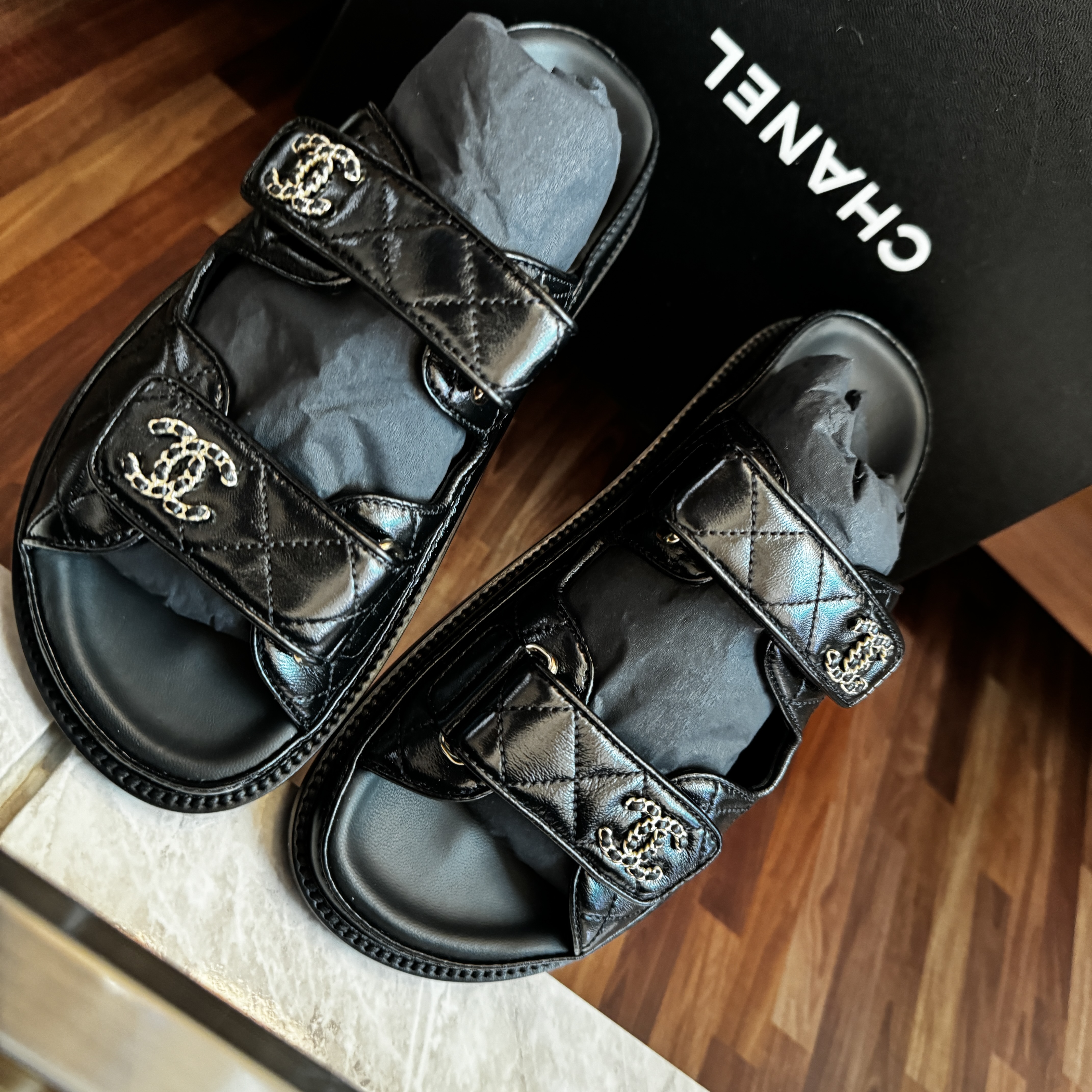 (W) Chanel Sandals Grained Calfskin & Black 착용 스타일