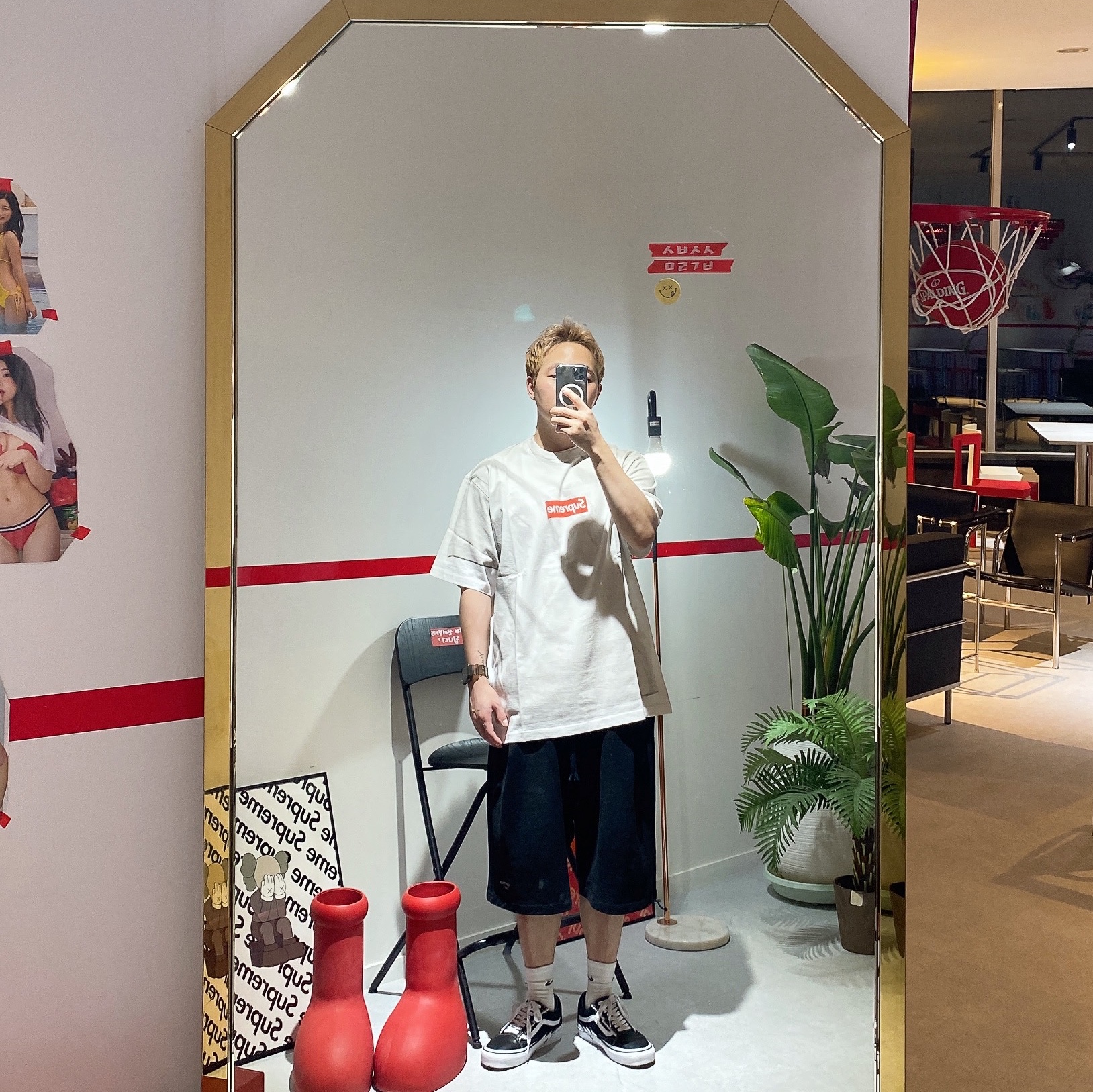 Supreme x MM6 Maison Margiela Box Logo T-Shirt White - 24SS, Vans Vault x Mastermind World Old Skool Bolt Black 착용 스타일 - 1