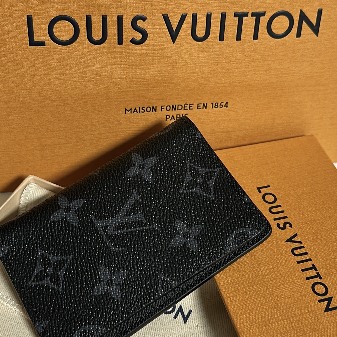 Louis Vuitton Pocket Organizer Monogram Eclipse 착용 스타일