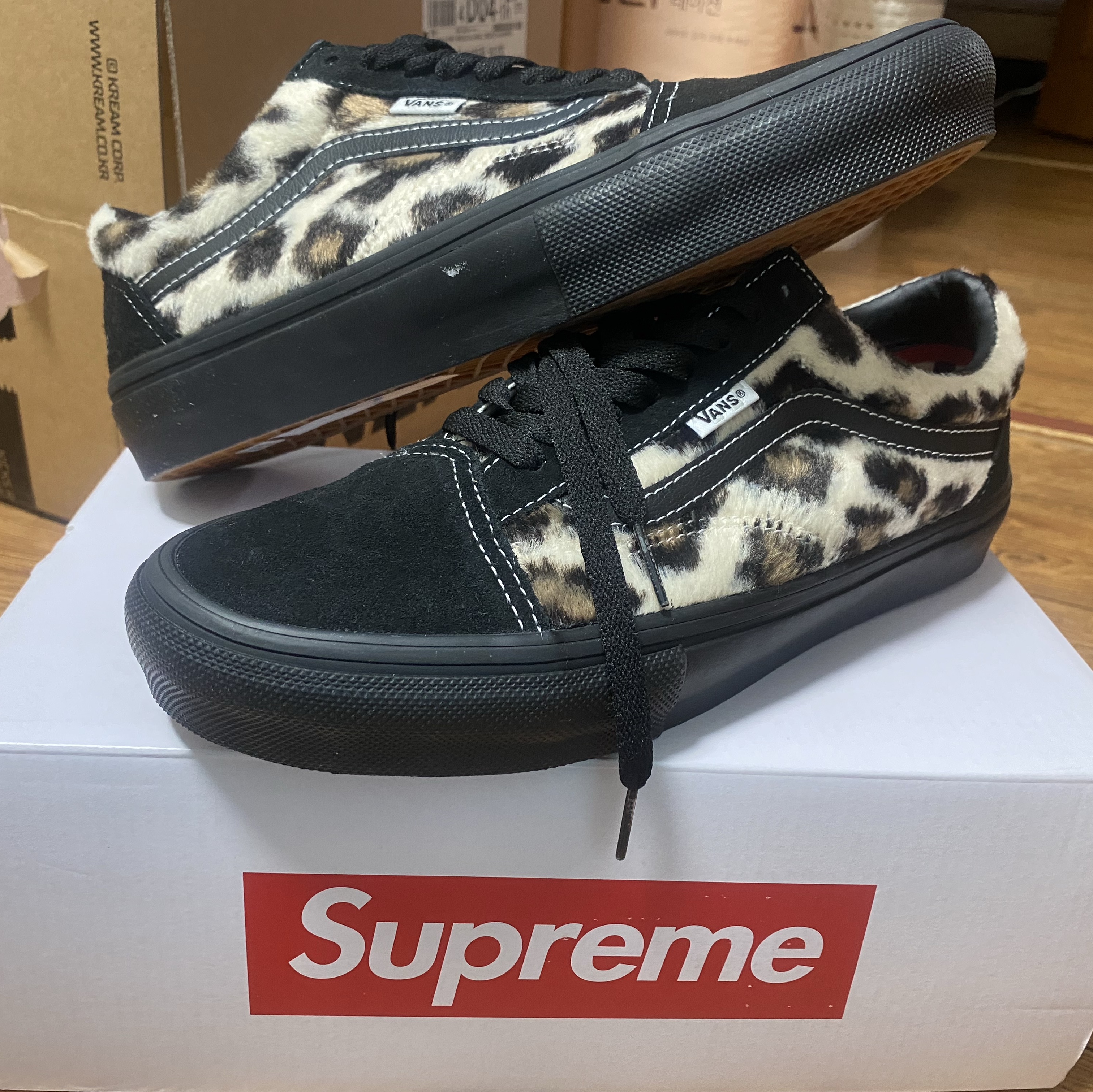 Vans x Supreme Leopard Old Skool Black 착용 스타일 - 2