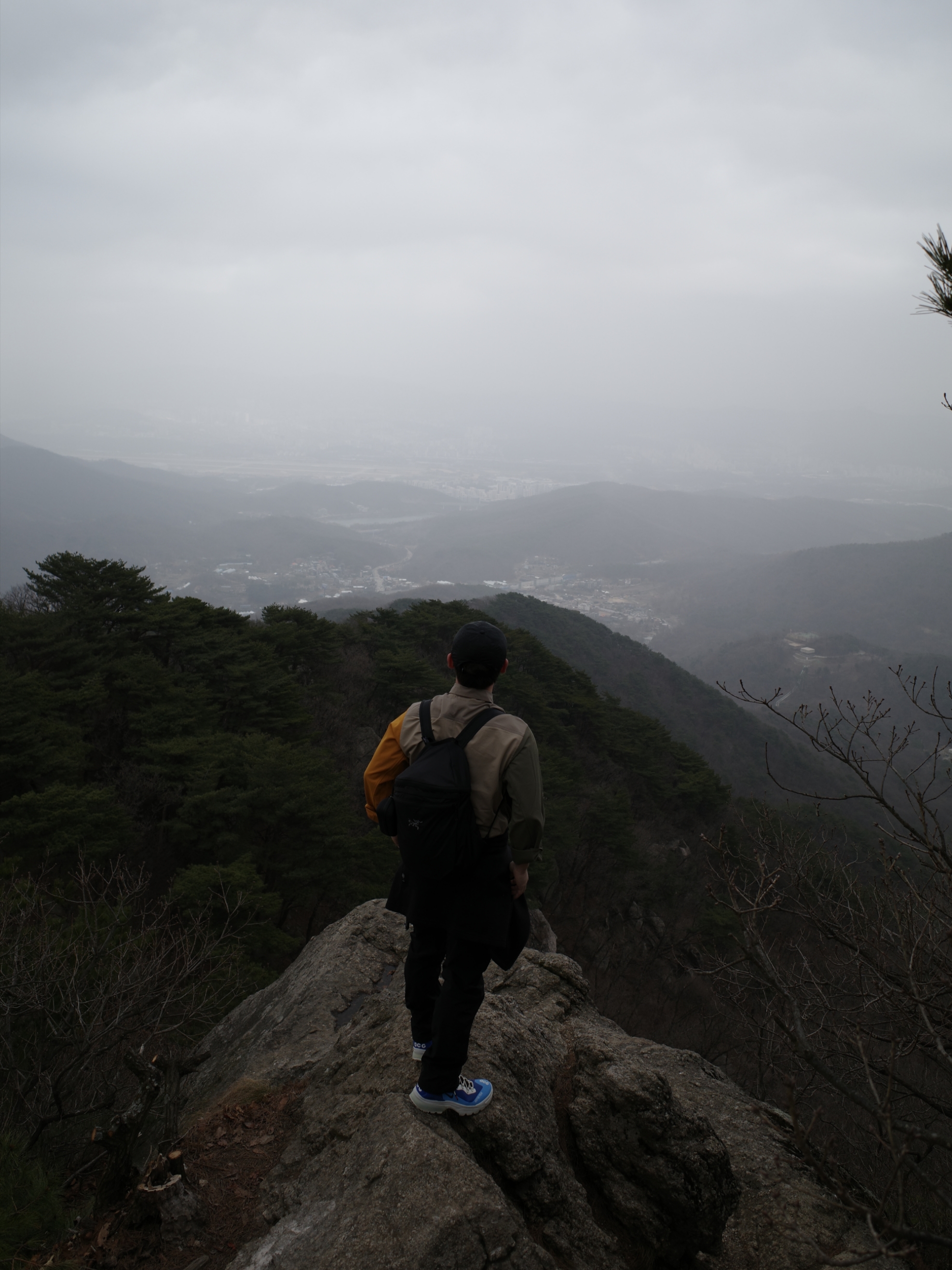Arc'teryx Heliad 15 Backpack Black, Nike ACG Sun farer Trail Pants Black - Asia 착용 스타일