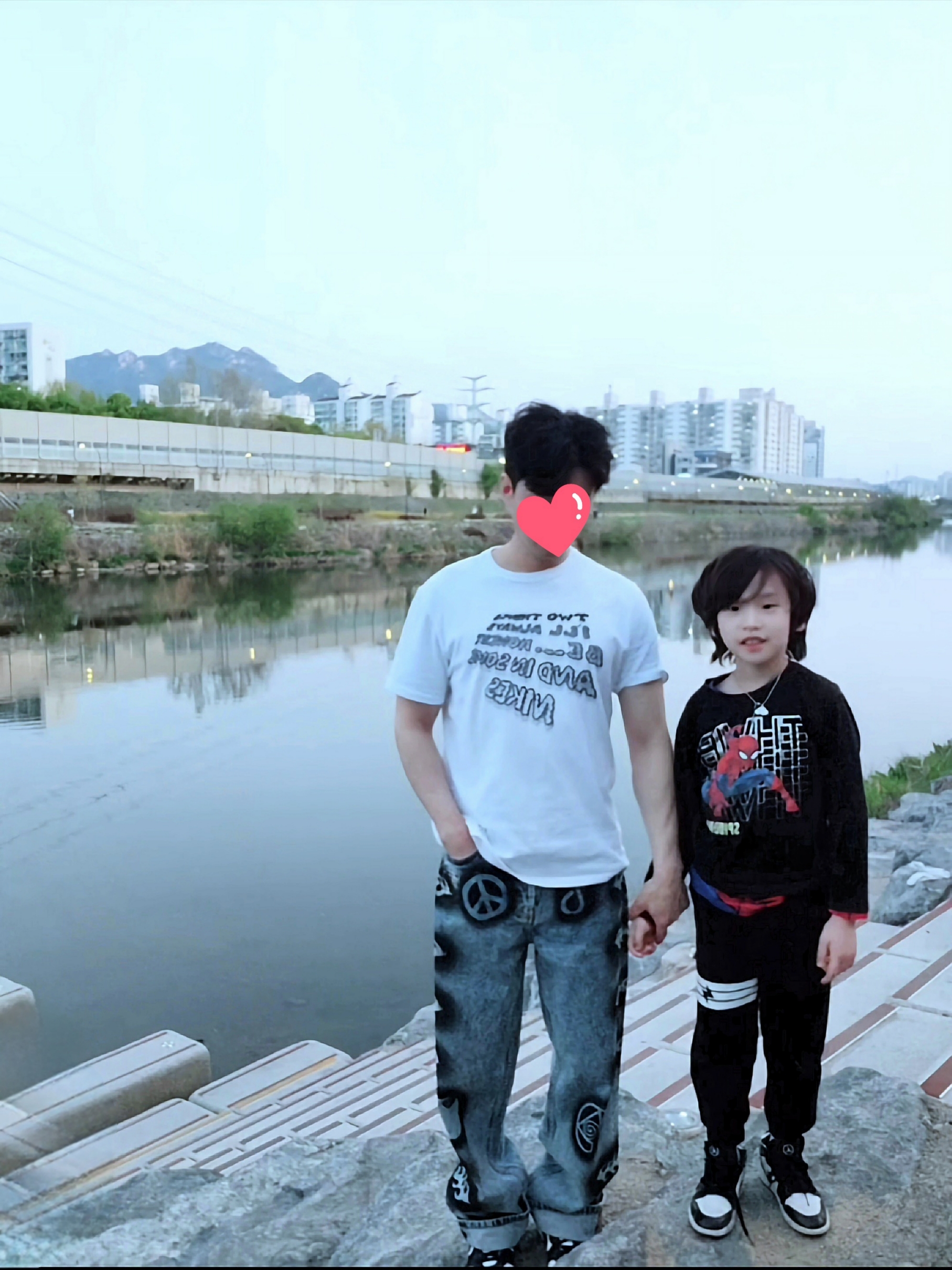 Stussy x Dries Van Noten Hand Stencilled Jean Washed Blue, Nike x Ambush Dunk High Black 착용 스타일
