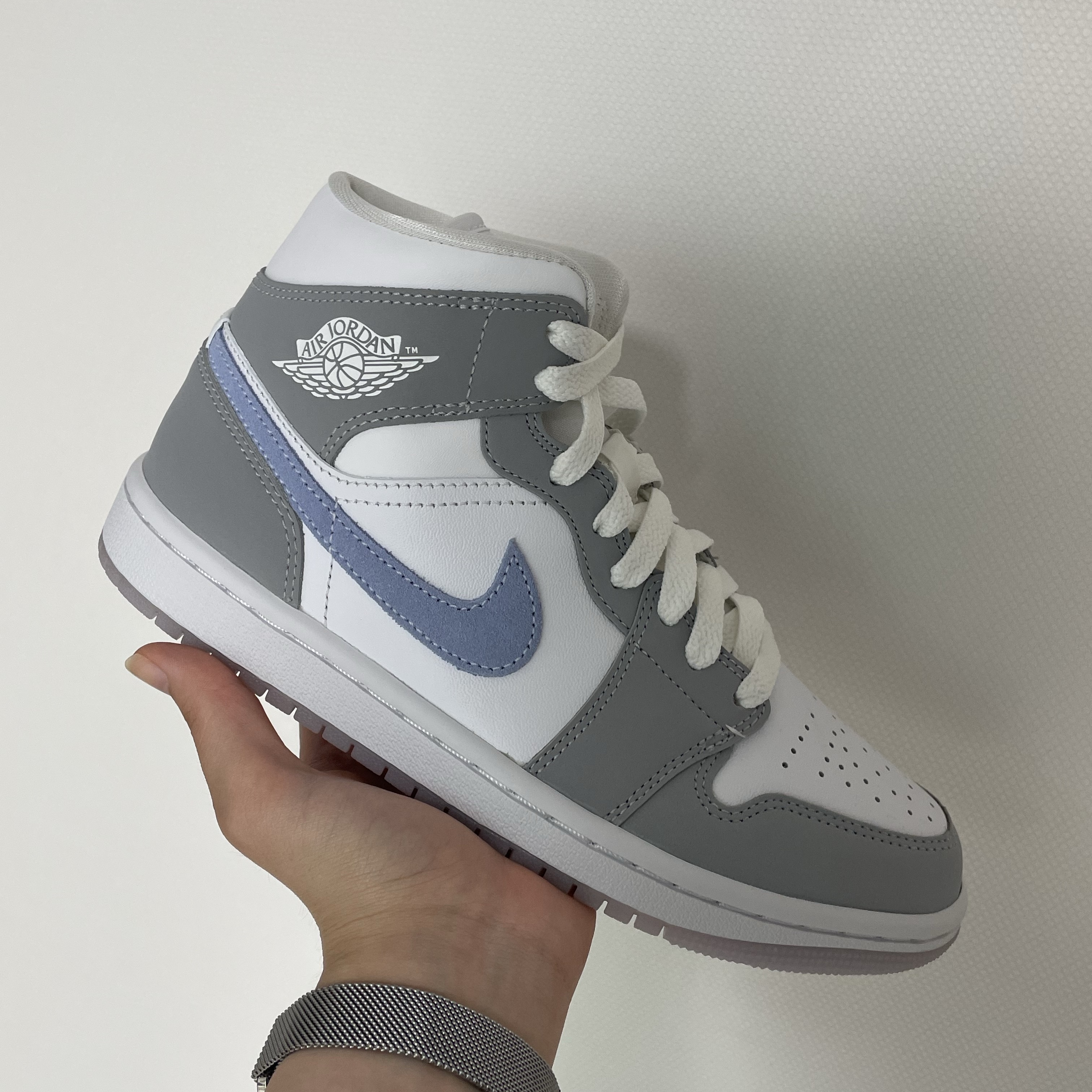 (W) Jordan 1 Mid Wolf Grey 착용 스타일 - 1