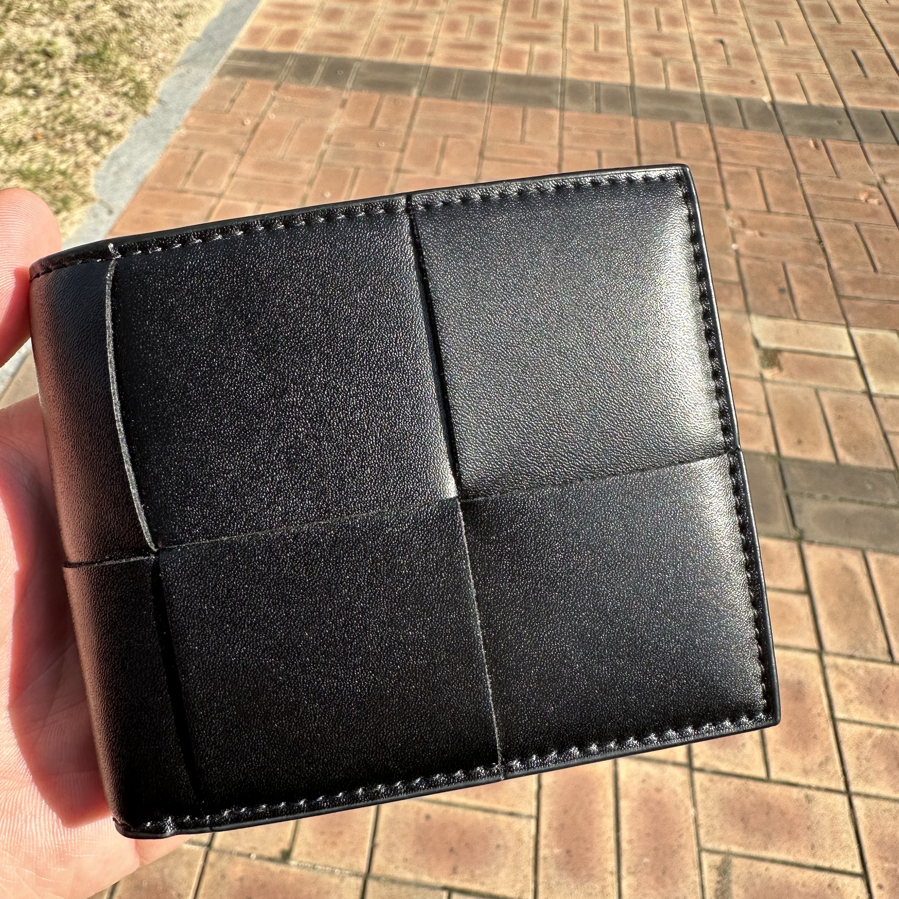 Bottega Veneta Bi-Fold Wallet Black 착용 스타일 - 1