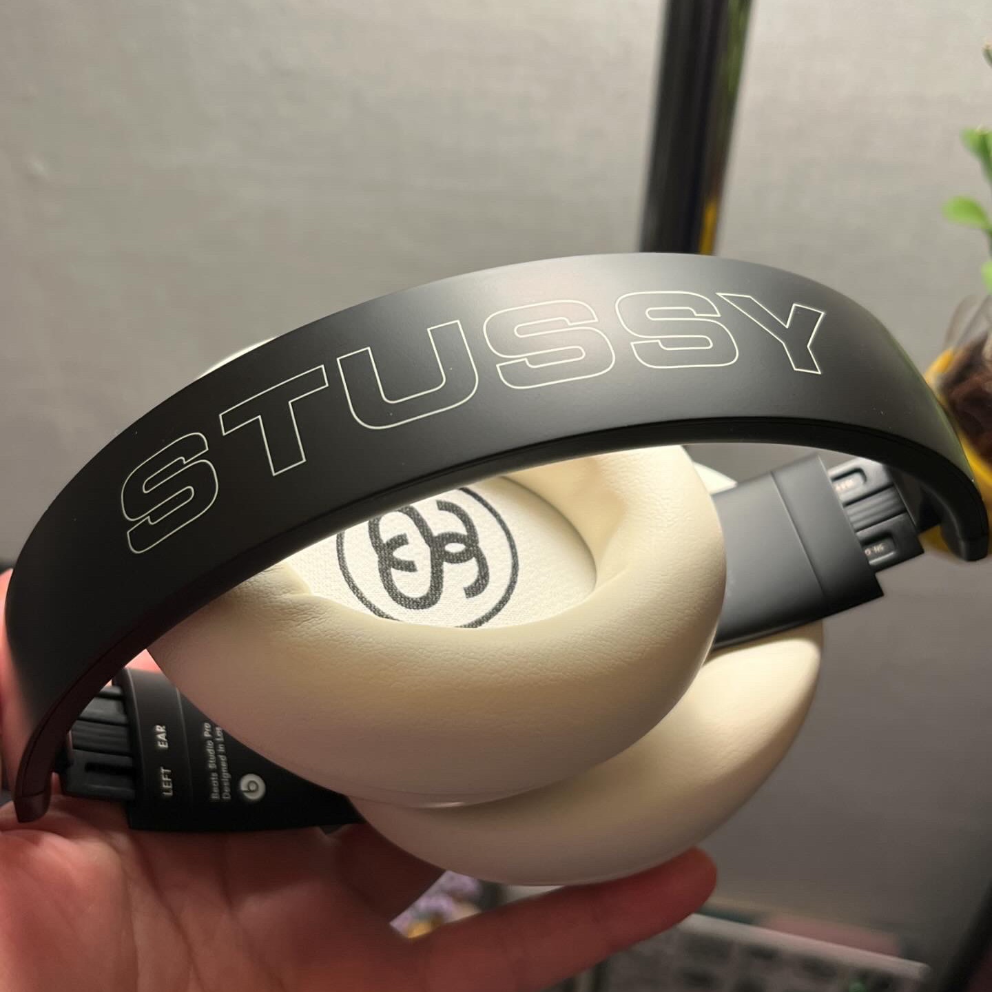 Stussy x Beats Studio Pro Wireless Headphone Black (Korean Ver.) 착용 스타일 - 2